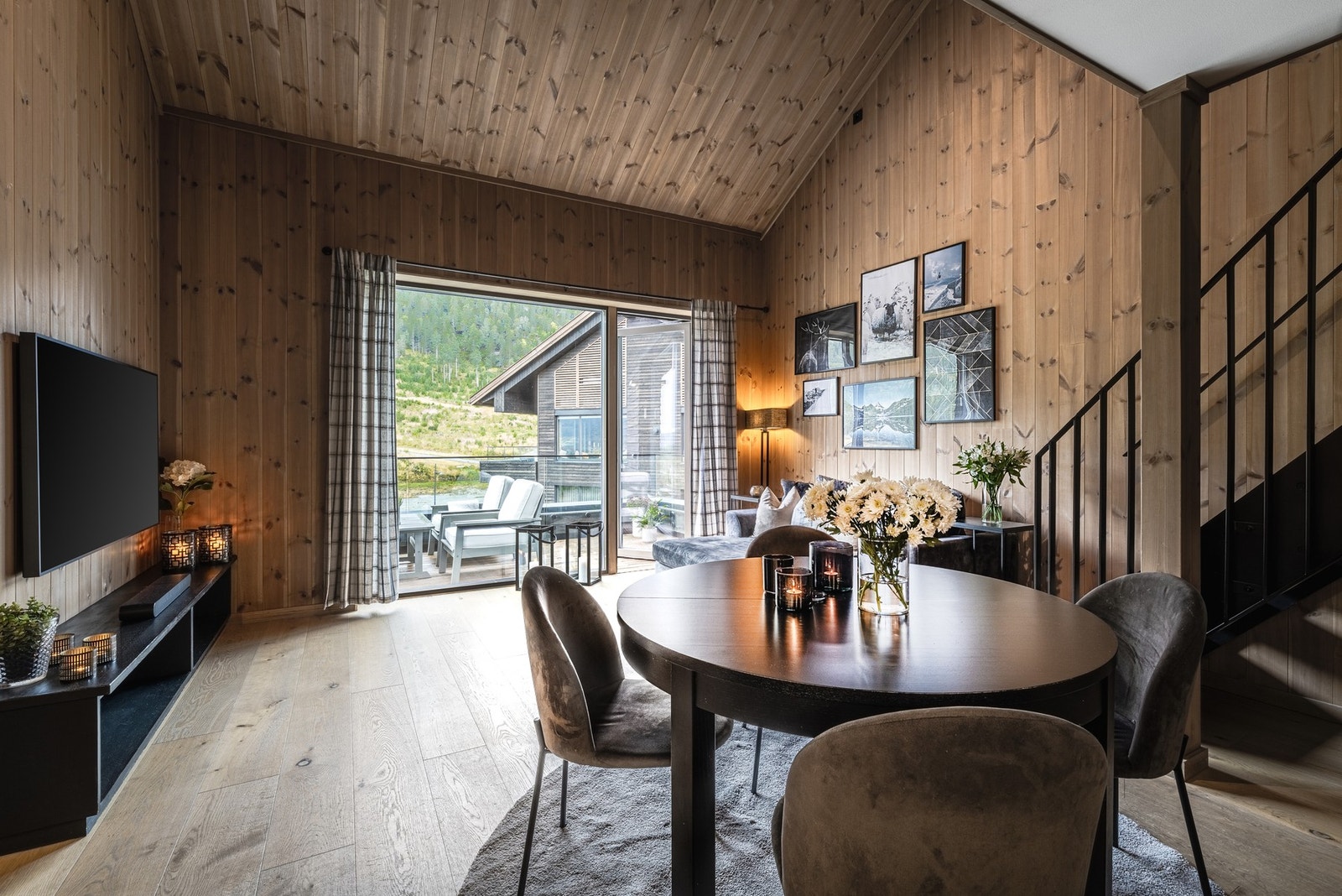 Lys og innbydende stue med store vinduer og flott utsikt, perfekt for avslapning og sosiale sammenkomster. Galleribilde