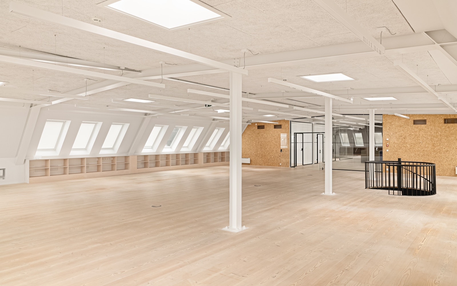 Lyse, åpne lokaler med mange vinduer Galleribilde