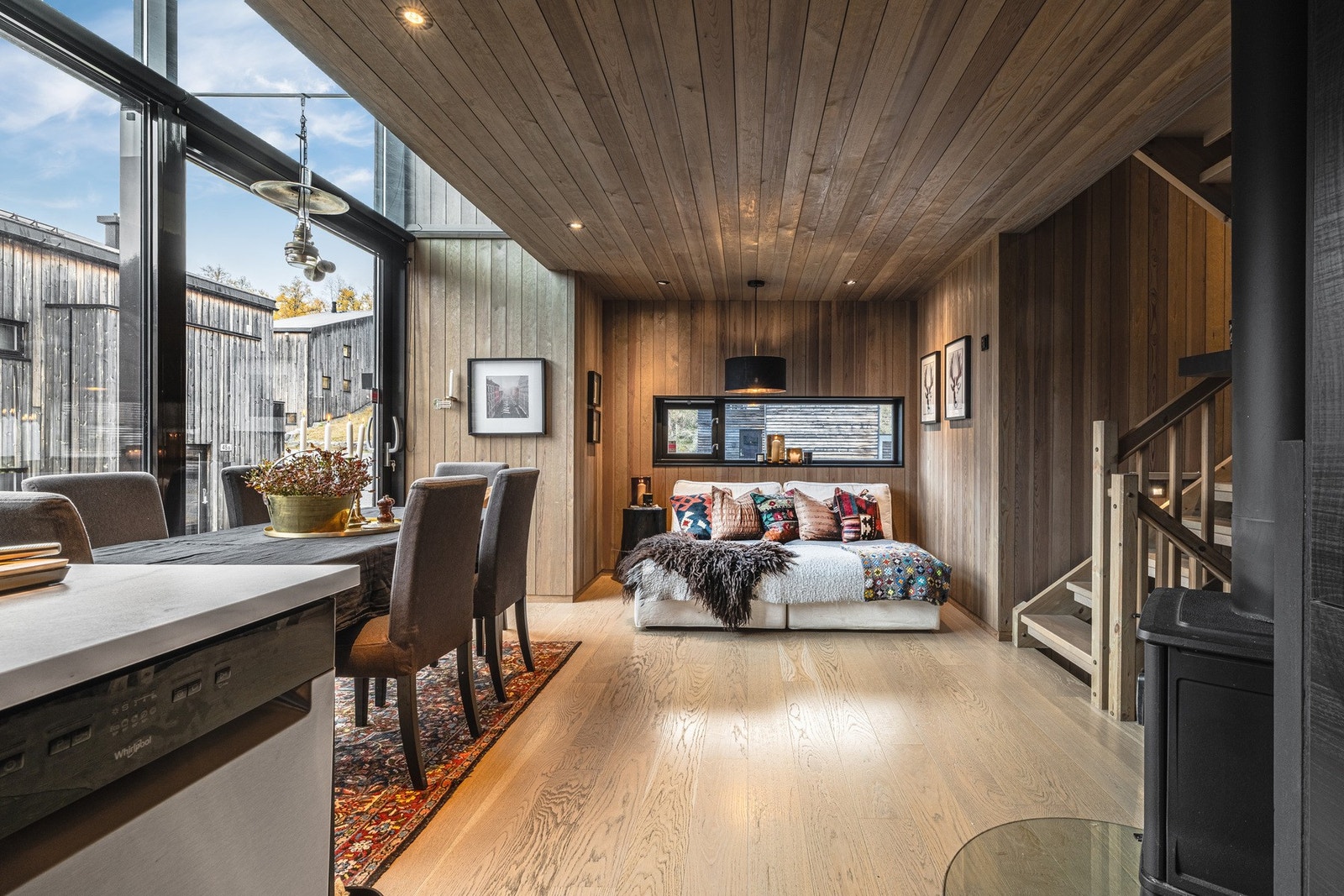 Plan 1,5 består av trapperom, åpen kjøkkenløsning og stue med spiseplass. Galleribilde