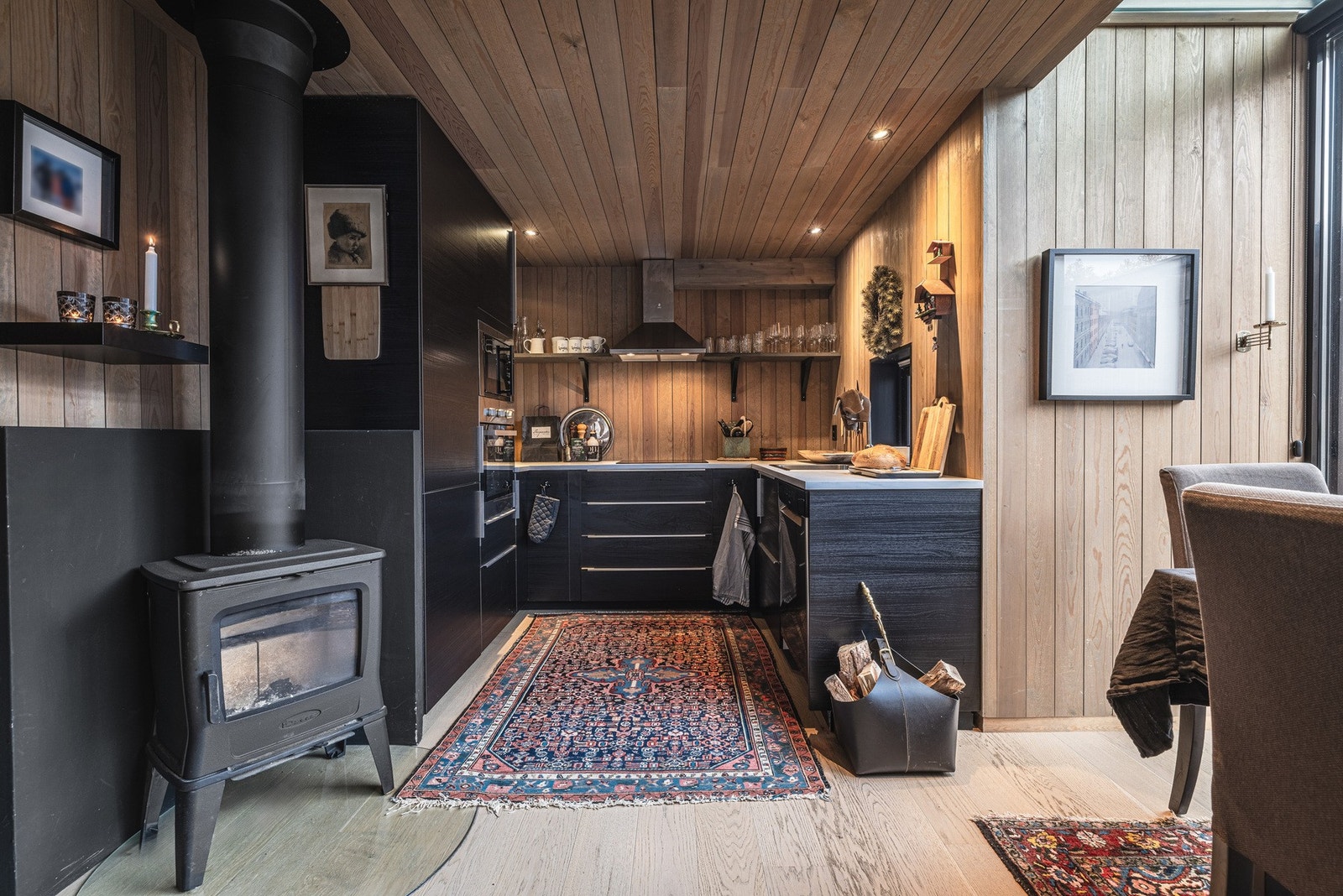 Det er installert en hyggelig peis i spisestuen i plan 1,5. Galleribilde