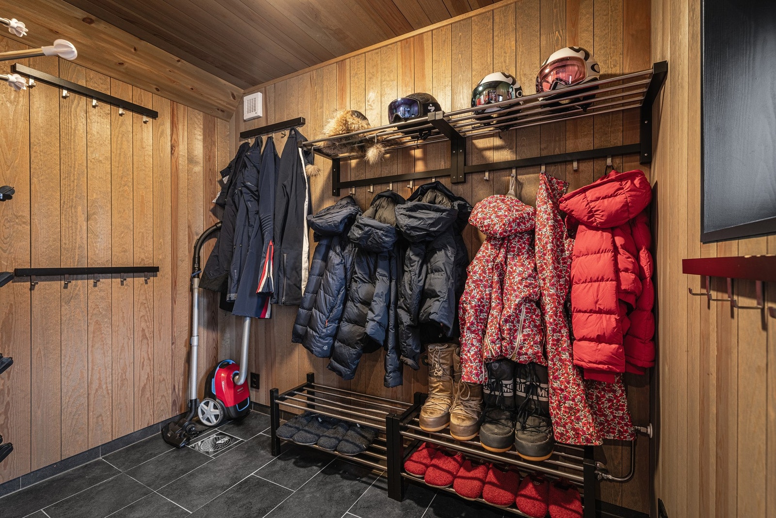 Garderobe har opplegg til vann og avløp og gir enkel mulighet for et fremtid ekstra baderom. Galleribilde