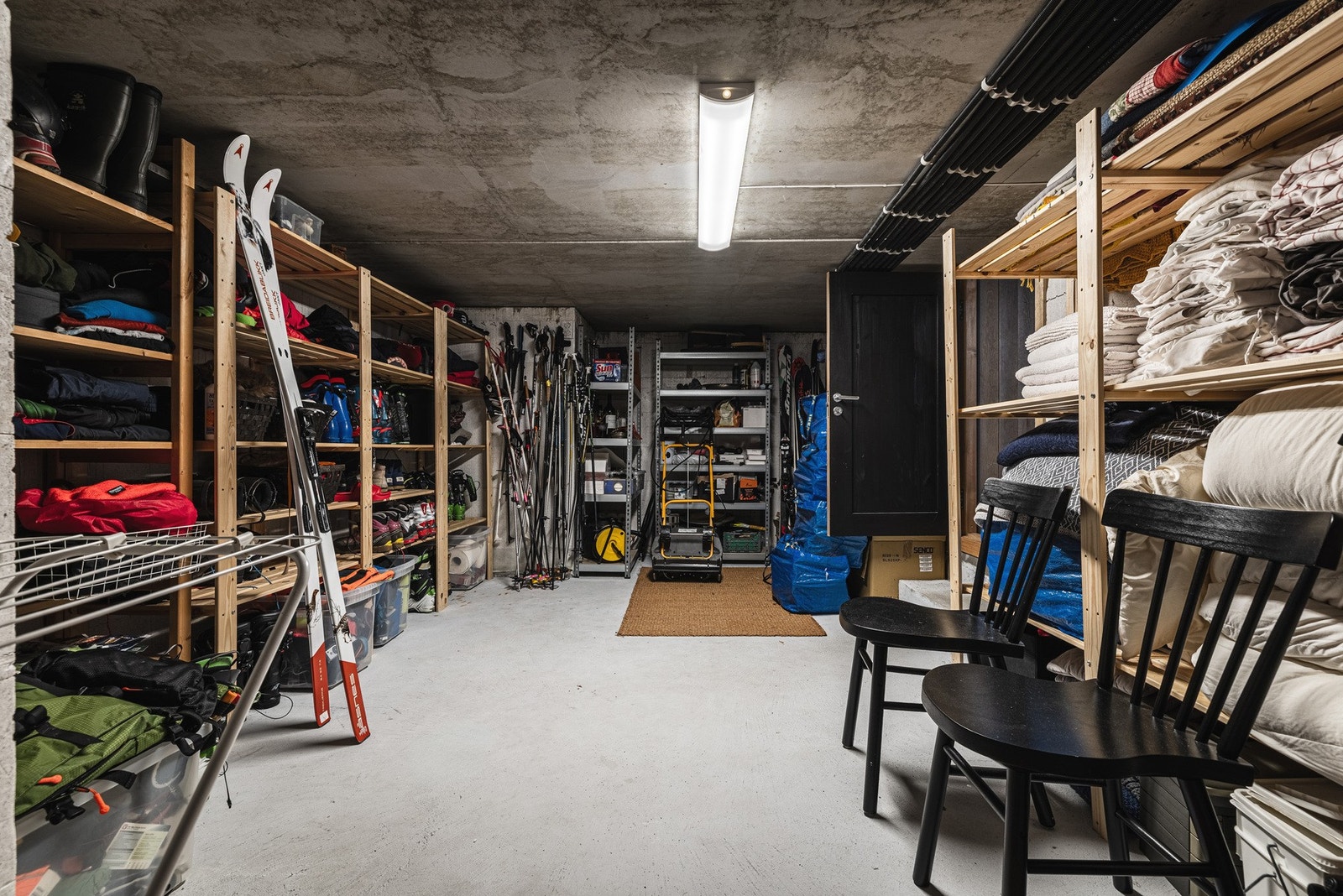 Den store kjelleretasjen rommer teknisk rom/bod og gir plass til alt av utstyr for aktive dager i Hemsedal. Galleribilde