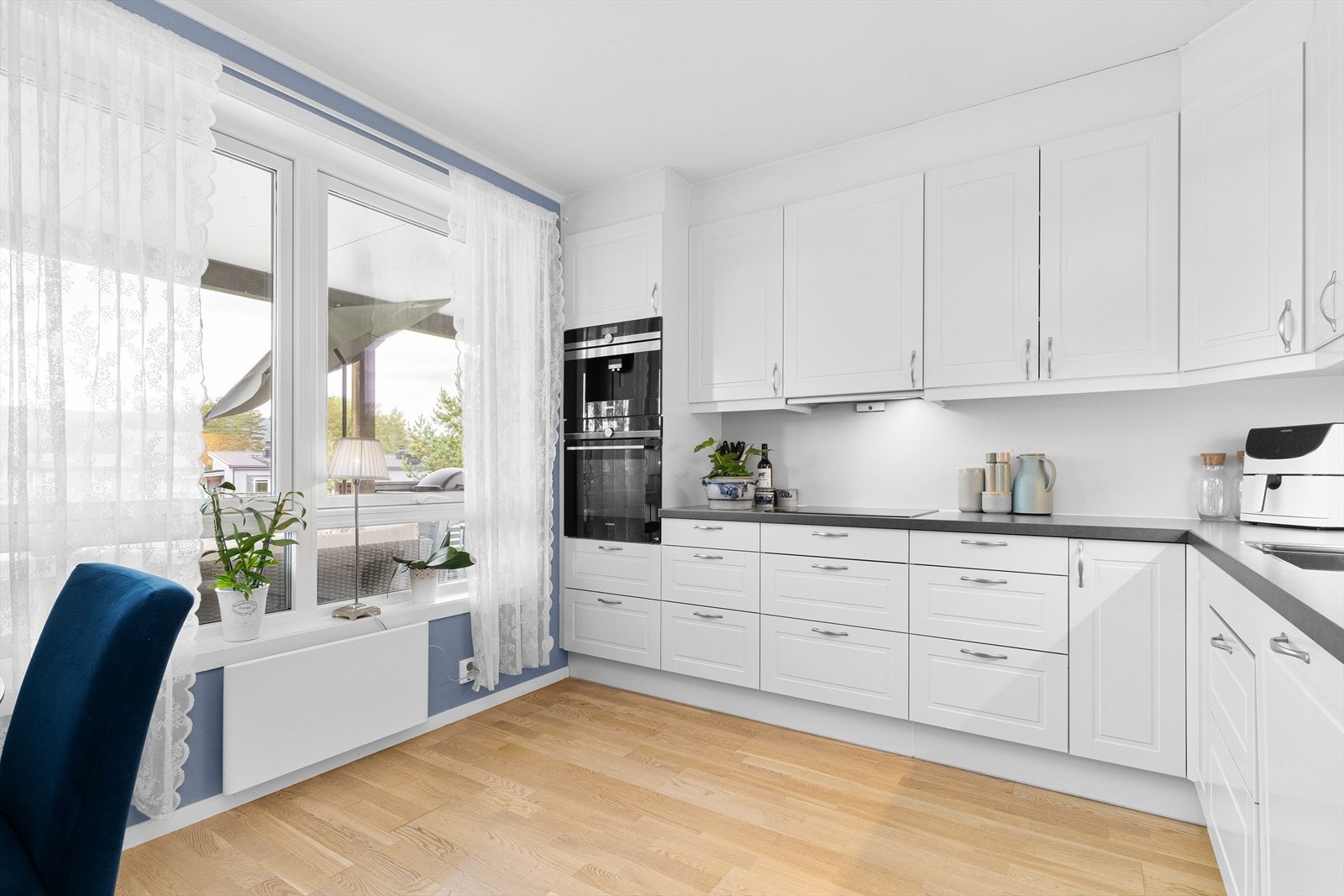 Kjøkkenet i leiligheten er lyst og pent med profilerte fronter og laminerte benkeplater. Galleribilde