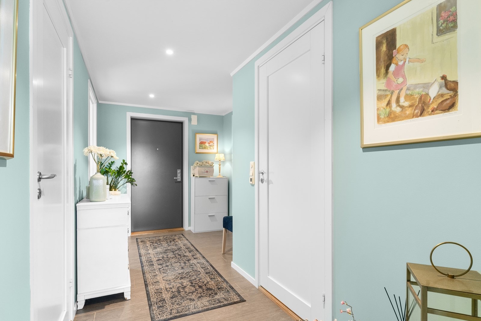 Det er godt med veggplass til å kunne ha kommoder, skohyller mv. Galleribilde