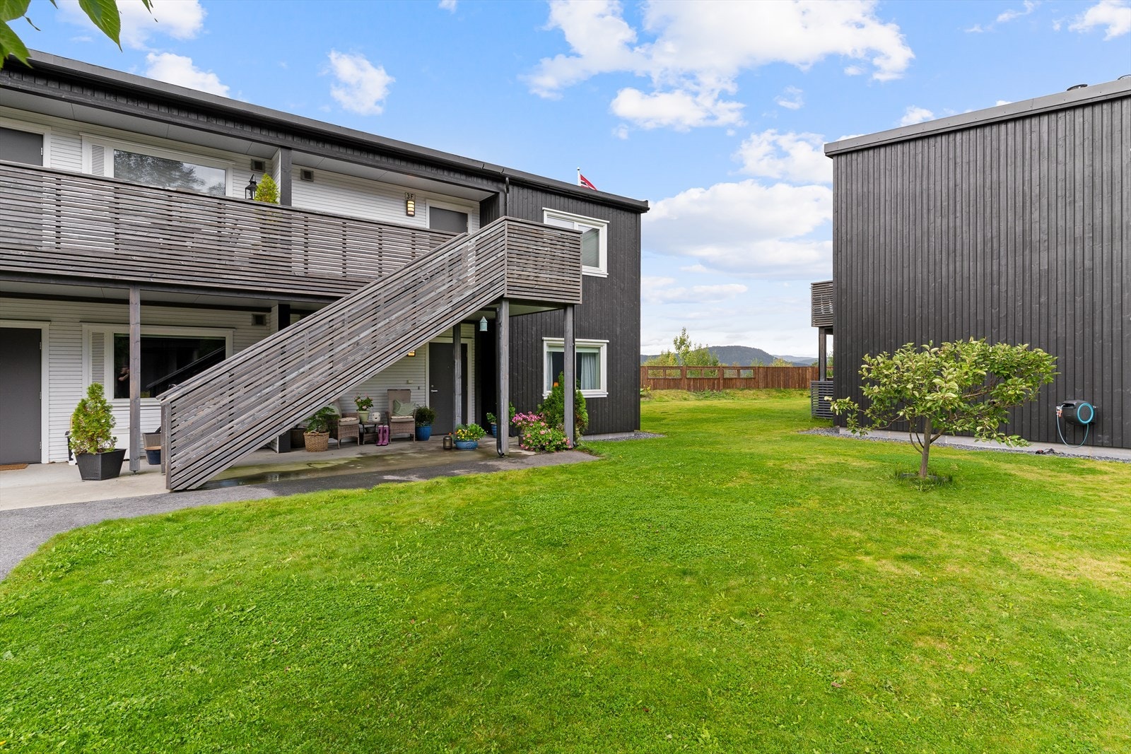 Borettslaget er meget pent opparbeidet utvendig, og adkomsten til leiligheten er virkelig innbydende. Galleribilde