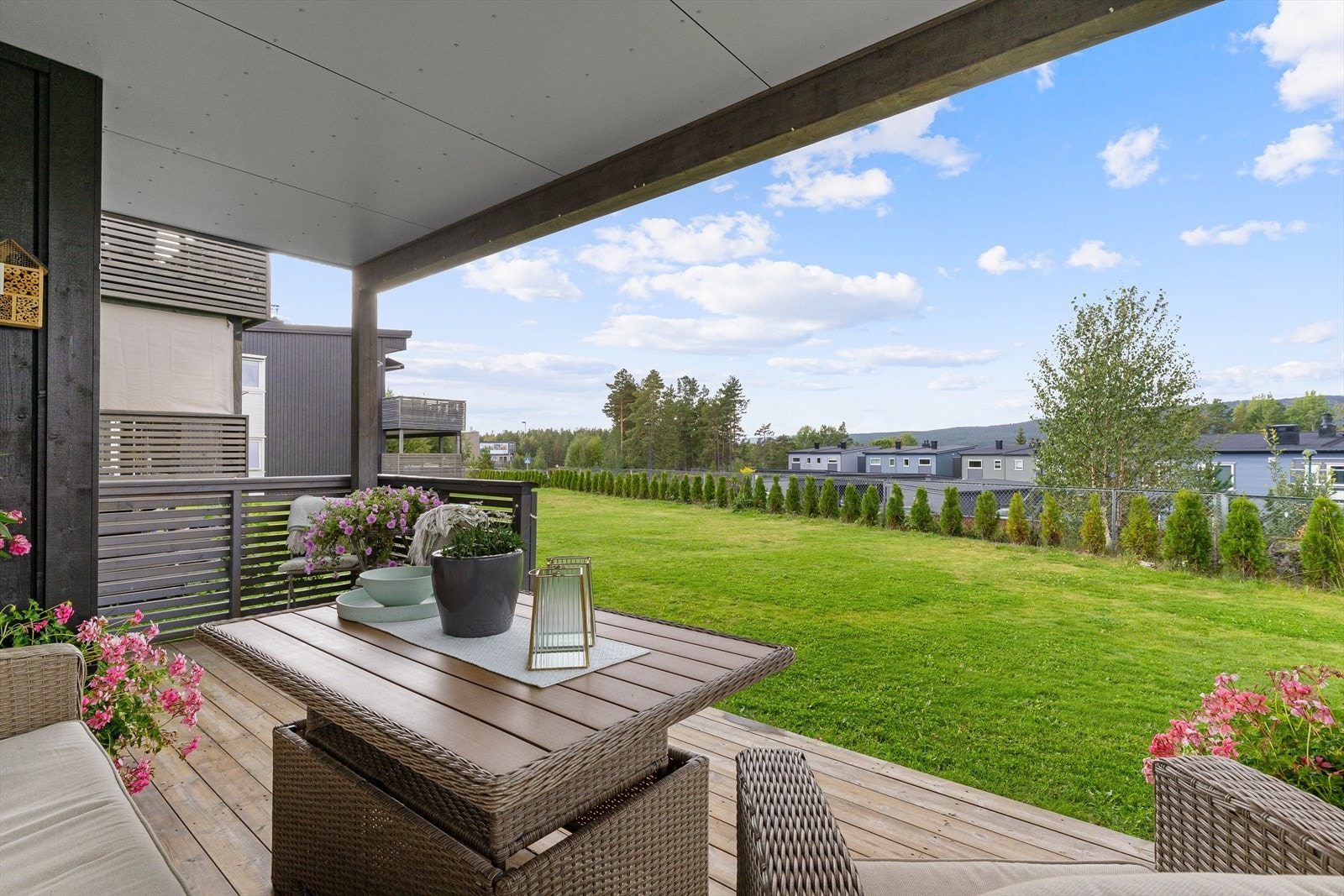 Uteområdene er frodige og grønne, og det er plantet en hyggelig tujahekk mot gjerdet i front. Det er tillatt med dyrehold i borettslaget, men dyrehold skal ikke være til sjenanse for naboer. Galleribilde