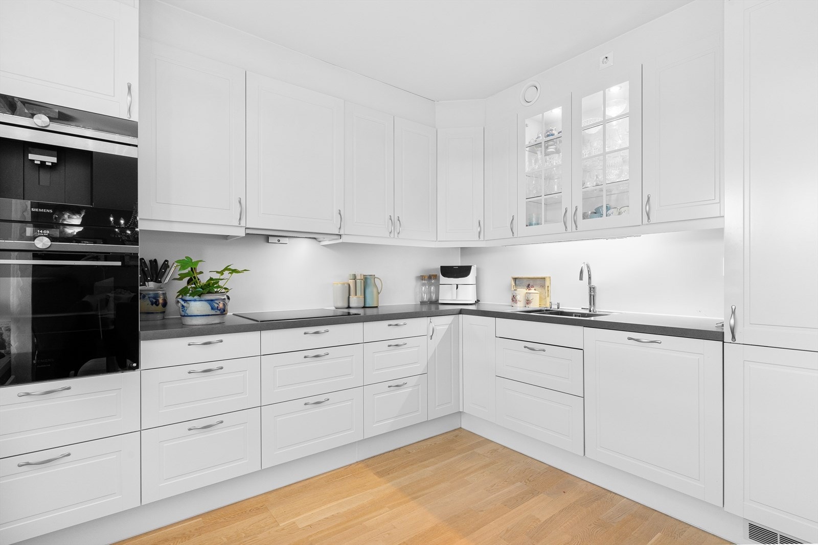 Kjøkkenet er påkostet med ulike tilvalg av selger. Takhøye overskap, høyovn med kaffemaskin og stekeovn, vitrineskap med ekstra belysning. Smaken av hverdagsluksus. Galleribilde