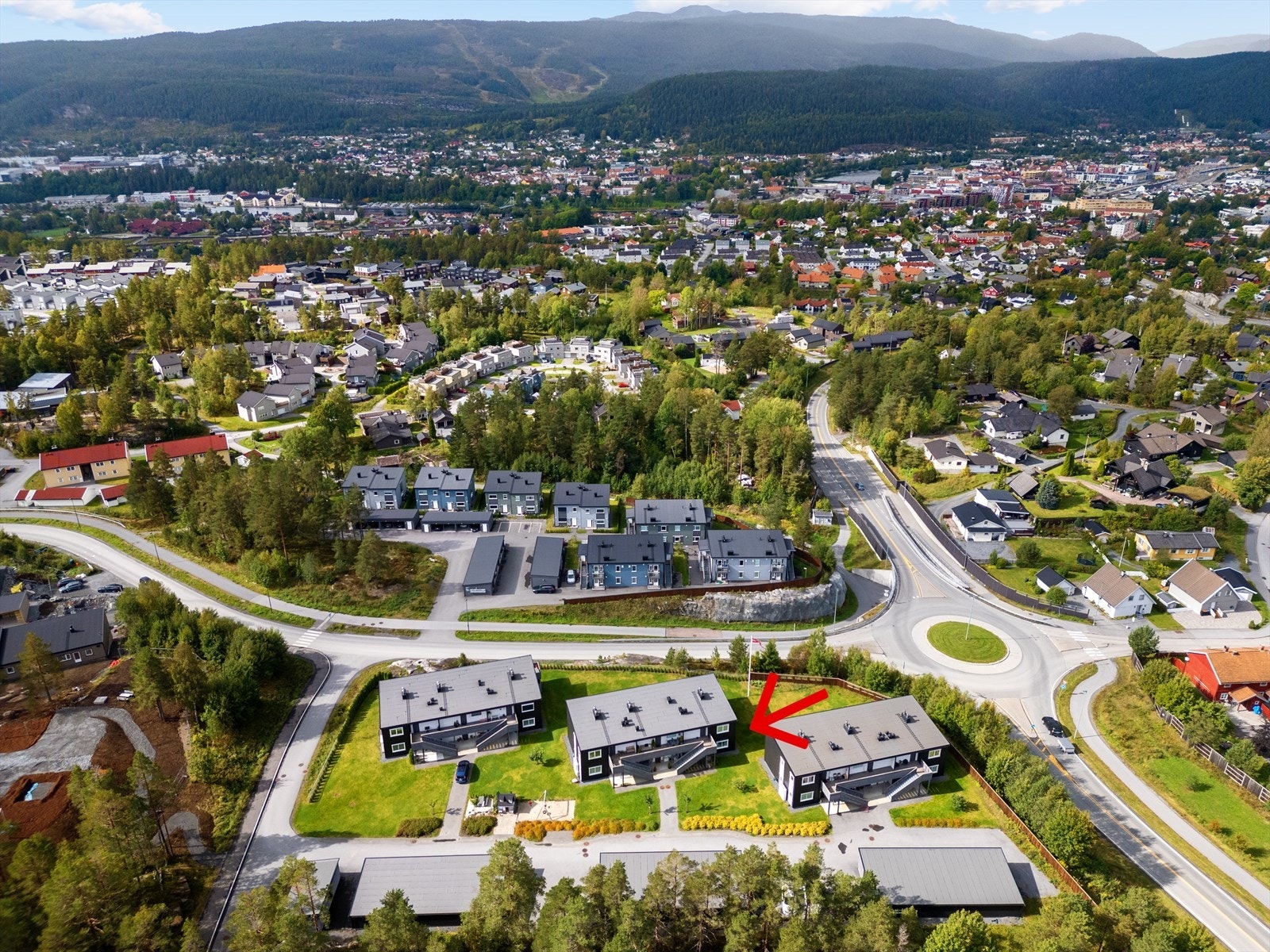 Områdebilde tatt med drone. Leiligheten avmerket med pil. Galleribilde