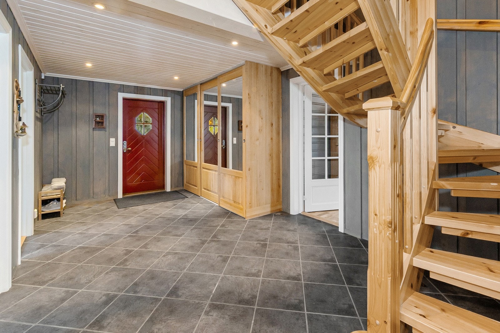 Gang av god størrelse og med god plass til oppbevaring av sko og jakker Galleribilde