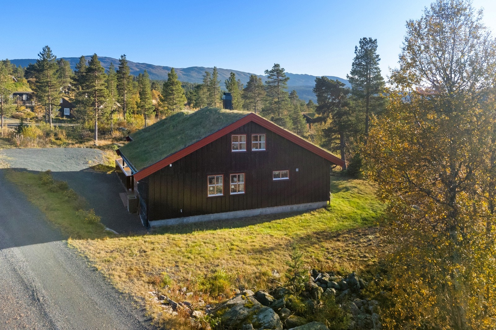 Hytta har usjenert beliggenhet i nærhet til naturen Innholdsrik Galleribilde