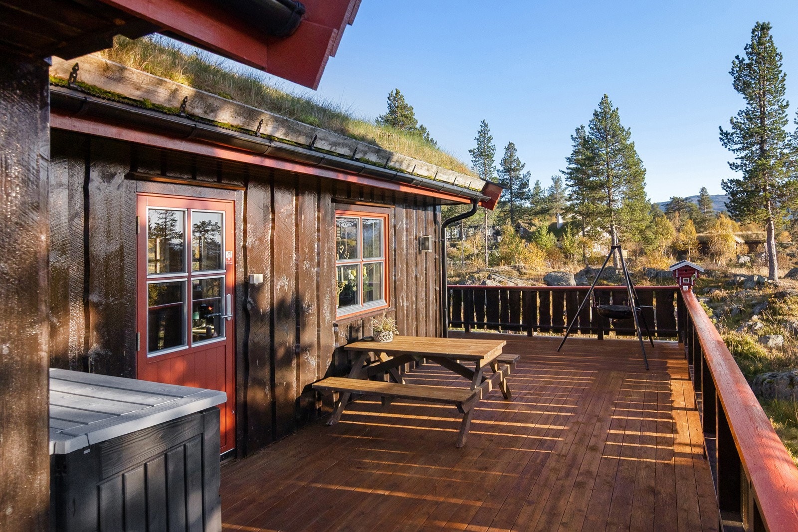 Flott veranda med god plass til ønsket hagemøblement gril og eller bålpanne Galleribilde