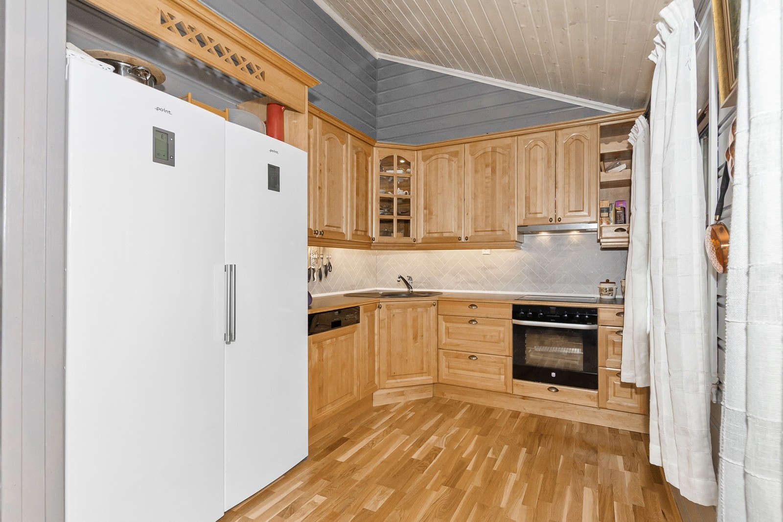 Flott takhøyt kjøkken med hvitevarer Galleribilde