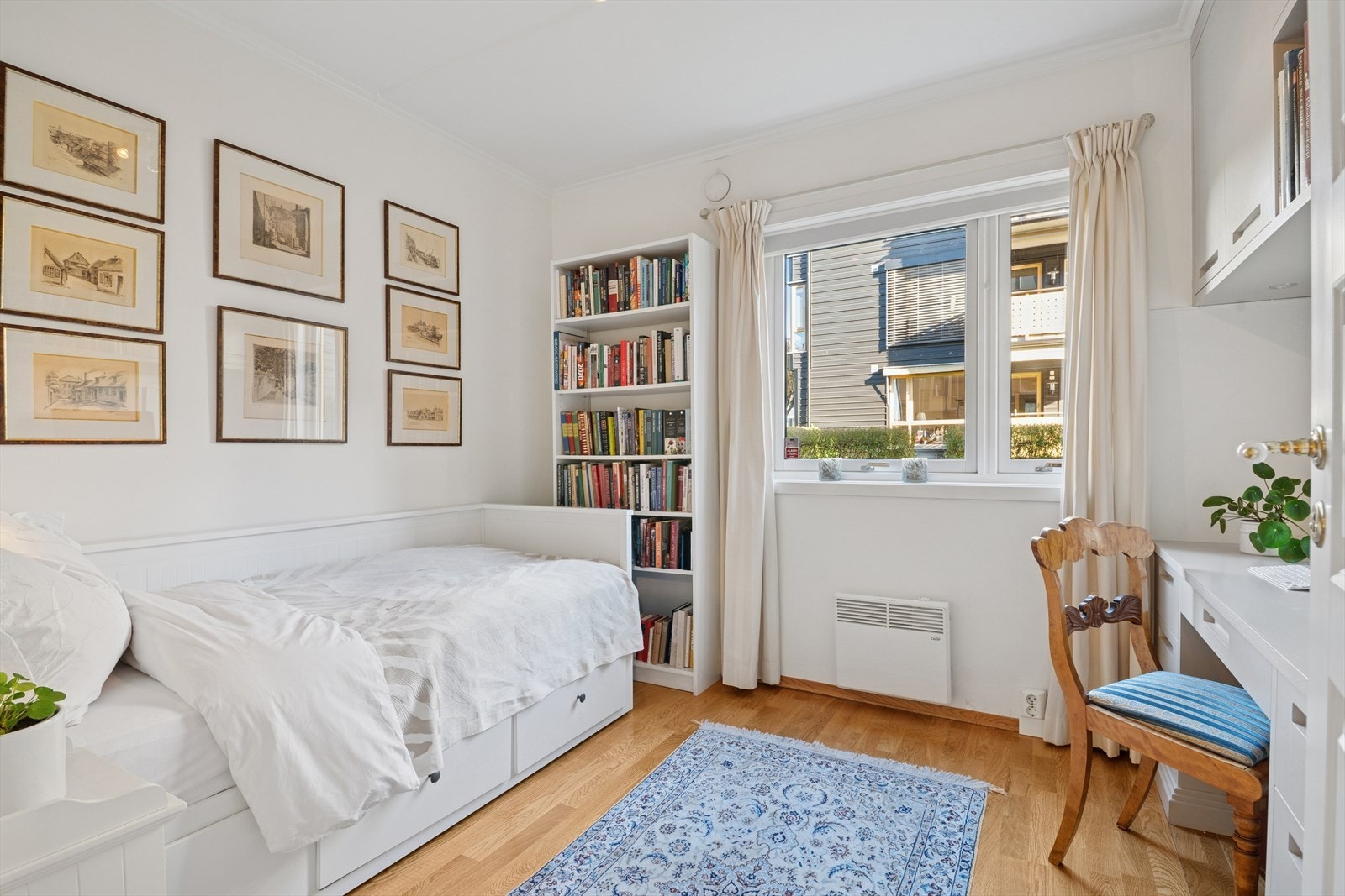 Soverom 2 er også av god størrelse. Her er det påkostet plassbygget skap med kontorløsning. Galleribilde