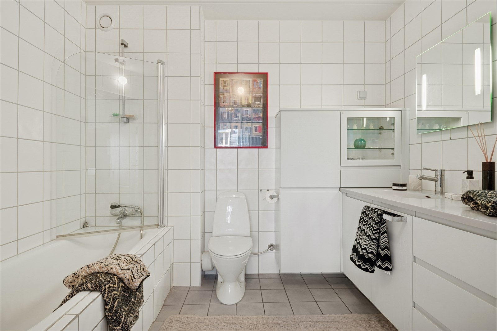 Bad 2 er også flislagt på gulv og vegger. Innmurt badekar med dusjvegg. Varmekabel i gulv. Dette badet har direkte inngang fra hovedsoverommet. Galleribilde