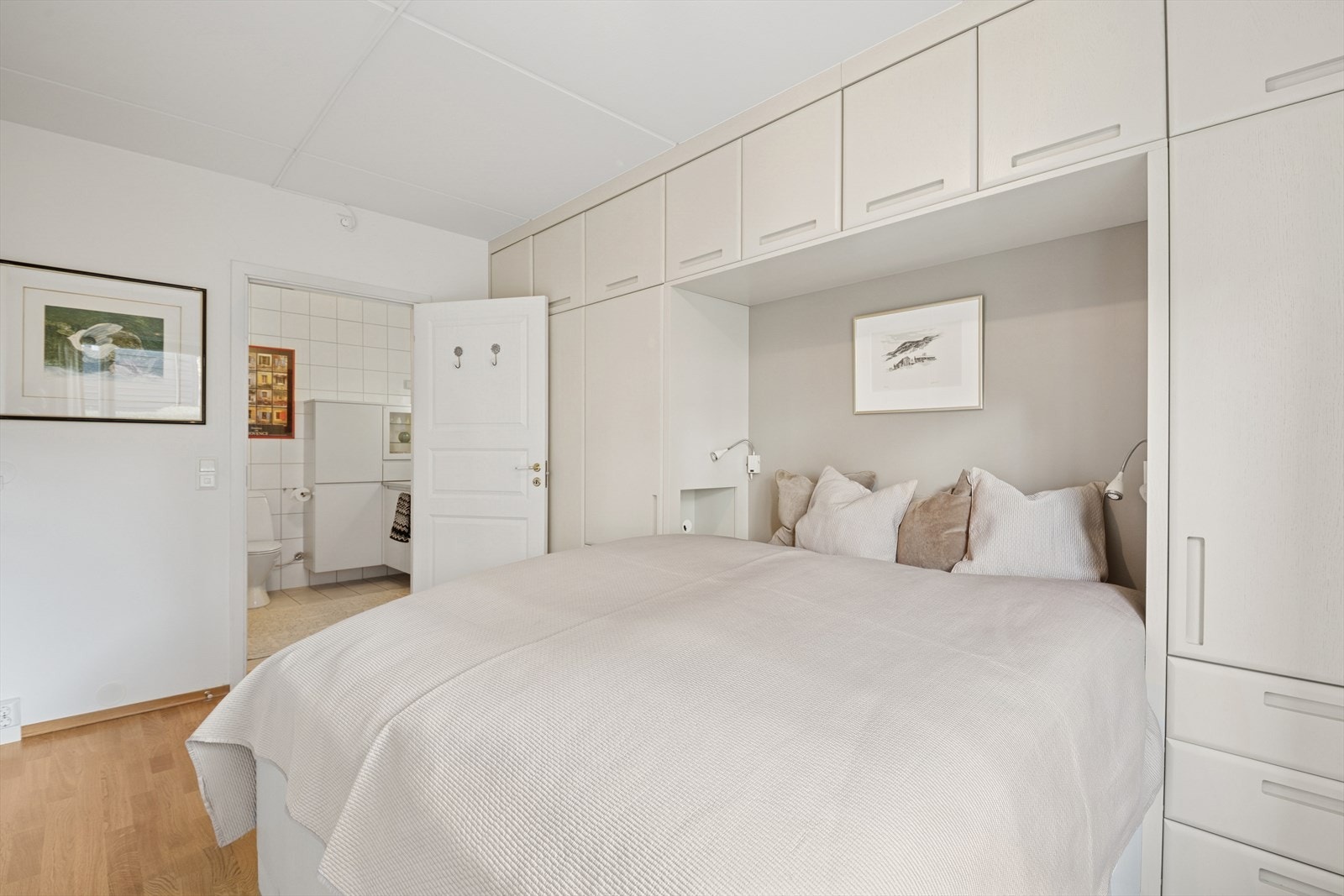 Hovedsoverommet har direkte tilgang til det største badet. Galleribilde