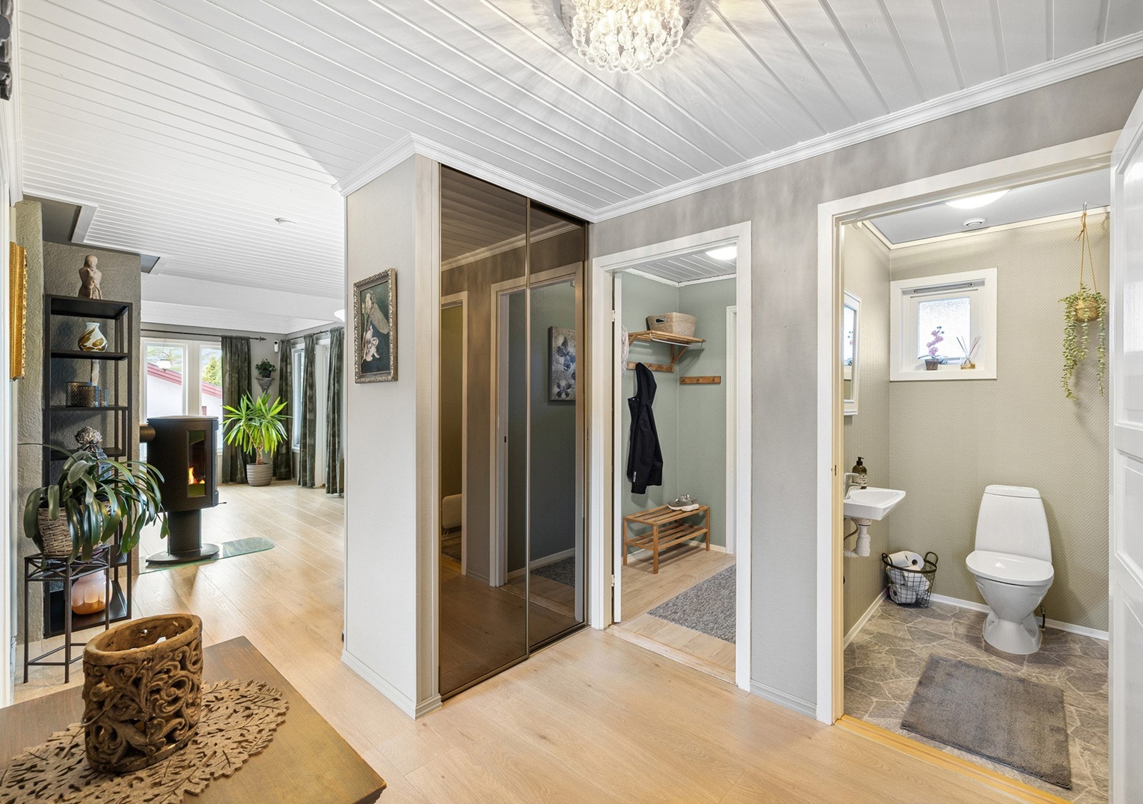 Velkommen inn til en lys entré med plass til oppheng av yttertøy og sko. Praktisk skyvedørsgarderobe gir god oppbevaringsplass og bidrar til et ryddig førsteinntrykk. Galleribilde