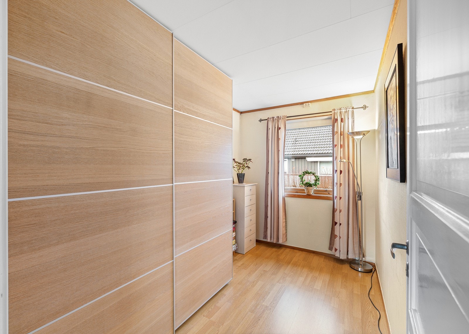 Soverom som i dag er innredet som praktisk garderoberom med god oppbevaringsplass. Galleribilde