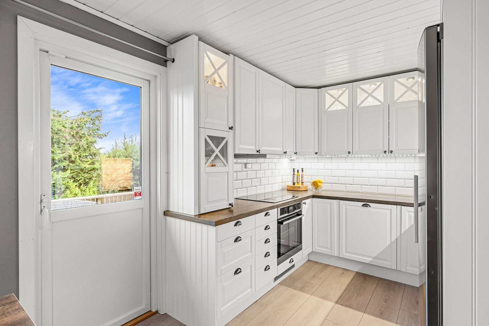 Praktisk utgang til terrasse med adkomst til hage, gjør det enkelt å ta måltidene ut på fine dager. Galleribilde