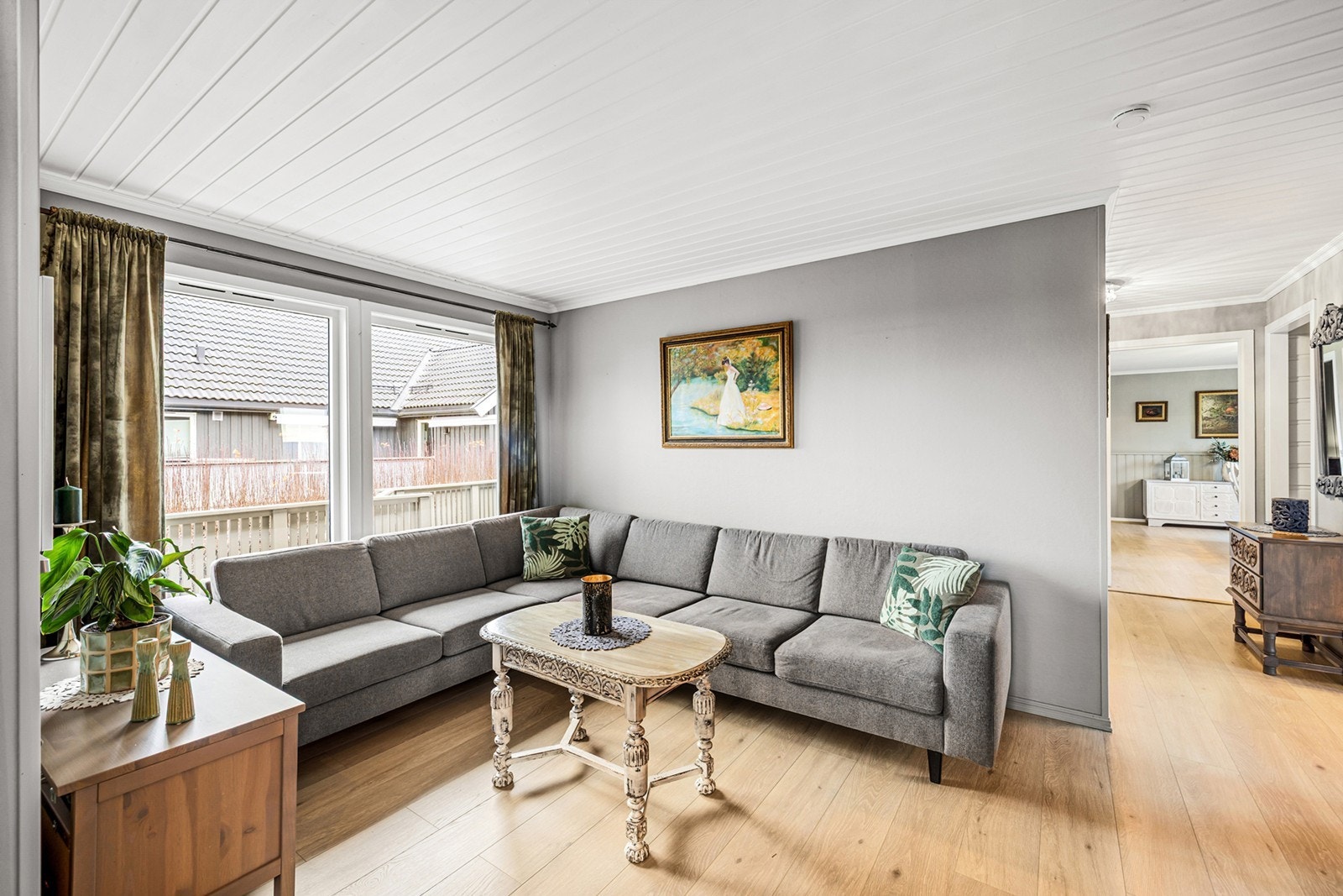 Samlet skaper stuene en fleksibel og sosial planløsning som passer godt for både hverdag og selskap. Galleribilde