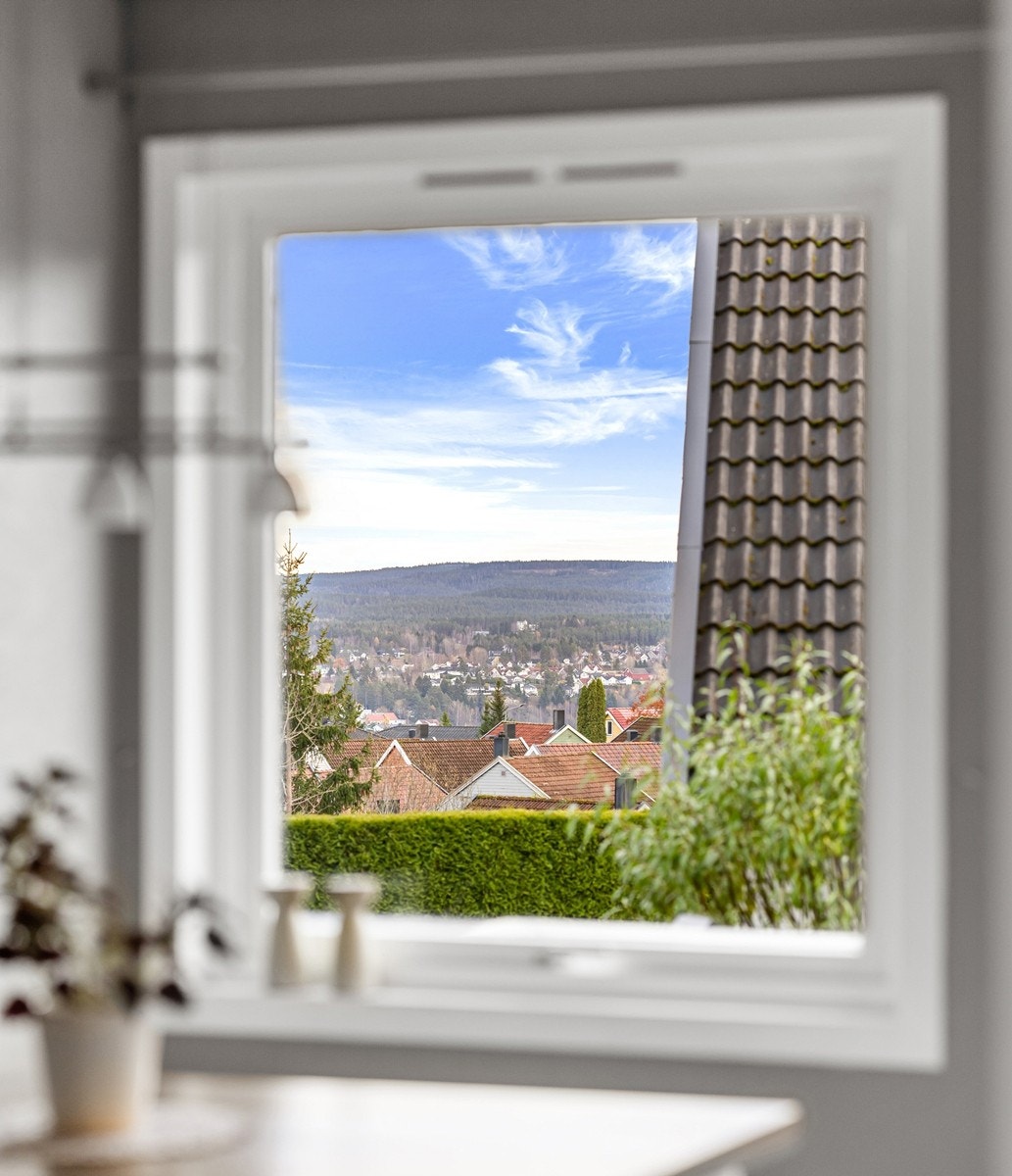 Fra kjøkkenvinduet har du flott utsikt over nærområdet og omkringliggende åser, som gir en herlig følelse av rom og lys. Galleribilde