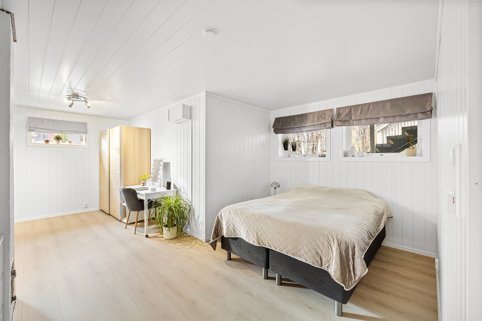 Stuen fremstår som et lyst og trivelig oppholdsrom med god plass til både sofagruppe, kontorplass og seng. Galleribilde