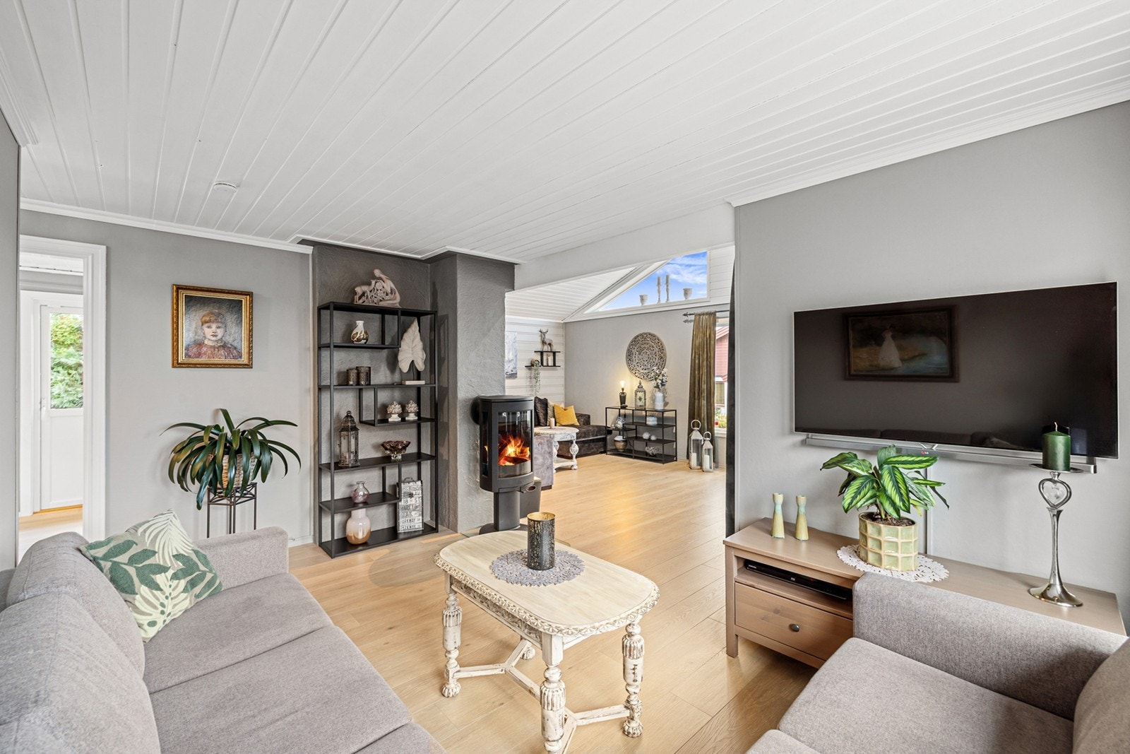 Den andre stuen er et mer intimt og koselig oppholdsrom, perfekt for TV-titting eller rolige kvelder foran peisen. Galleribilde