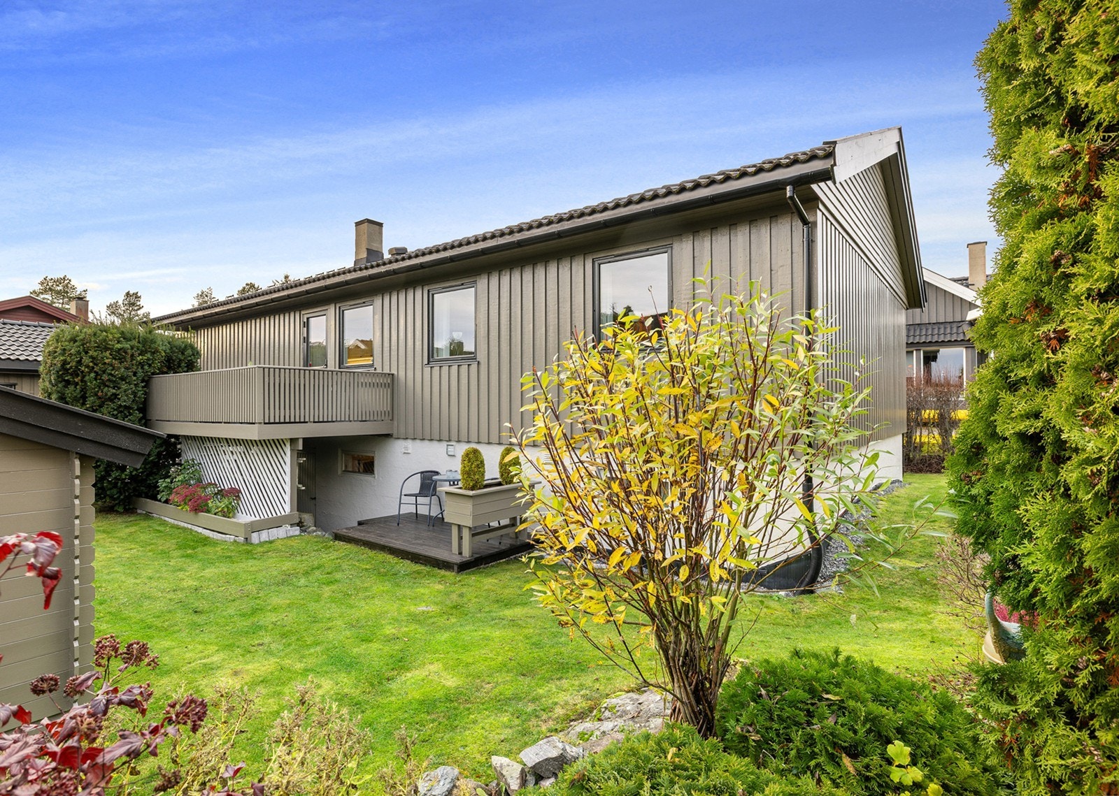 Hagen er lettstelt og pent opparbeidet, med god plass til lek, planting og avslapping. Galleribilde