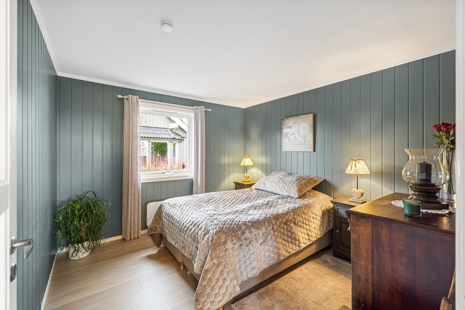 Lyst og romslig hovedsoverom med plass til dobbeltseng og tilhørende møbler. Rommet har vegger i beroligende fargetoner som gir en lun og harmonisk atmosfære. Galleribilde