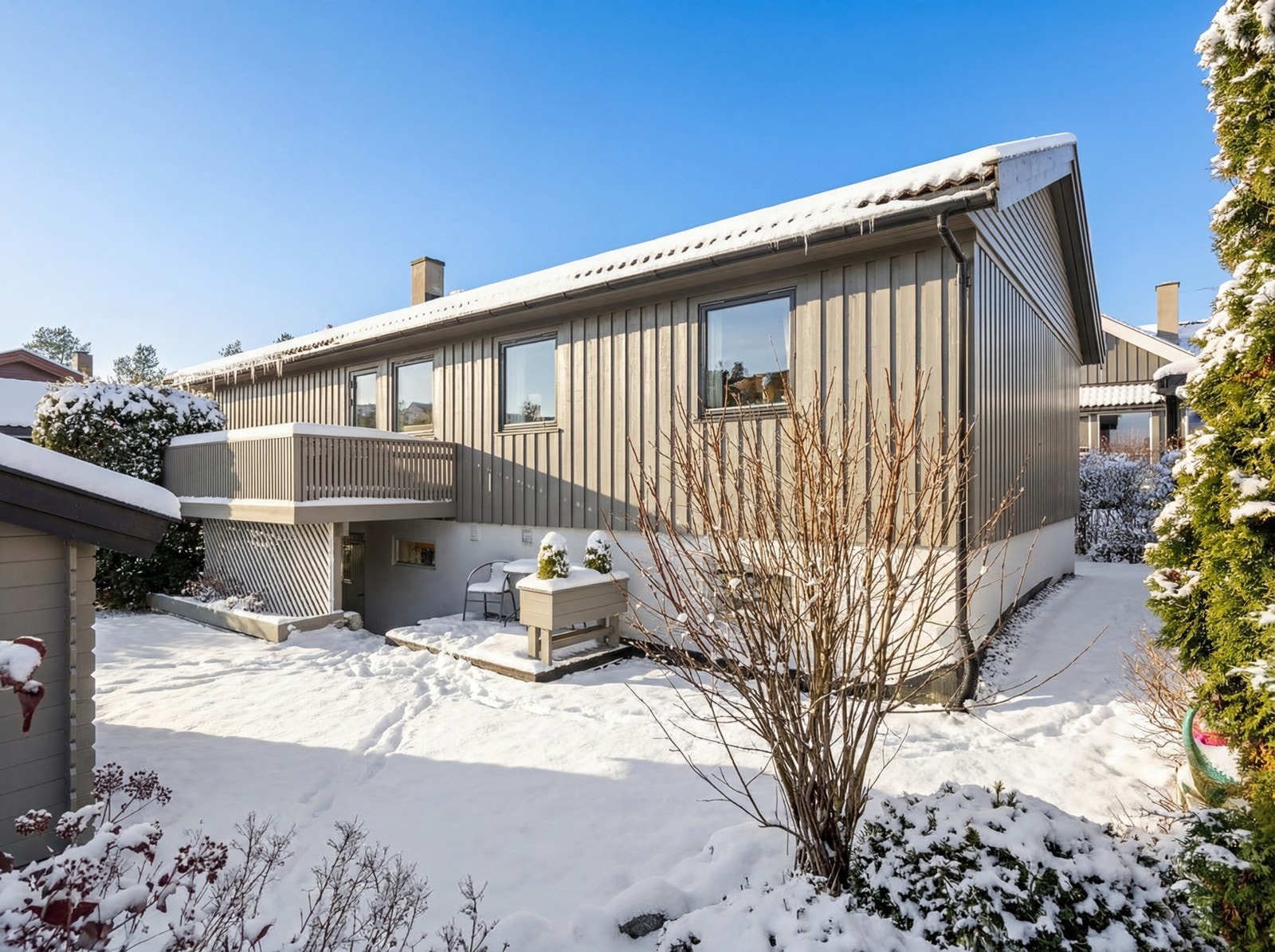 Attraktiv og innholdsrik enebolig med god planløsning, beliggende i et barnevennlig, solrikt område innerst i blindvei. Galleribilde