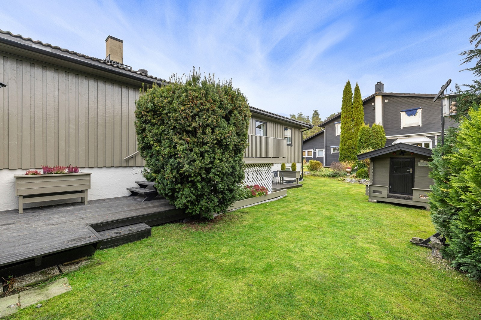 Hagen er lettstelt og pent opparbeidet, med god plass til lek, planting og avslapping. Galleribilde