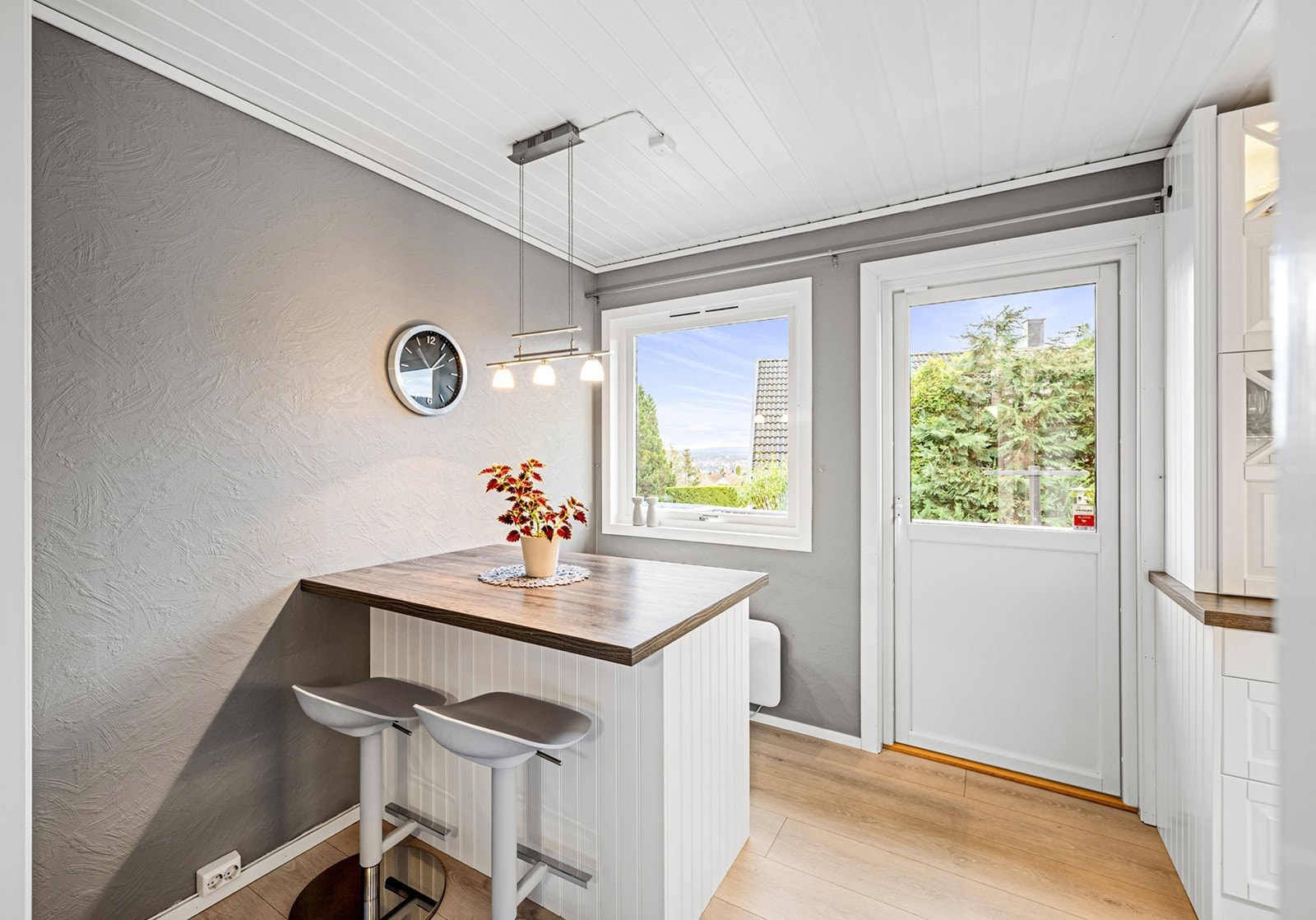 En hyggelig spiseplass ved vinduet gir rommet en sosial og funksjonell sone. Galleribilde