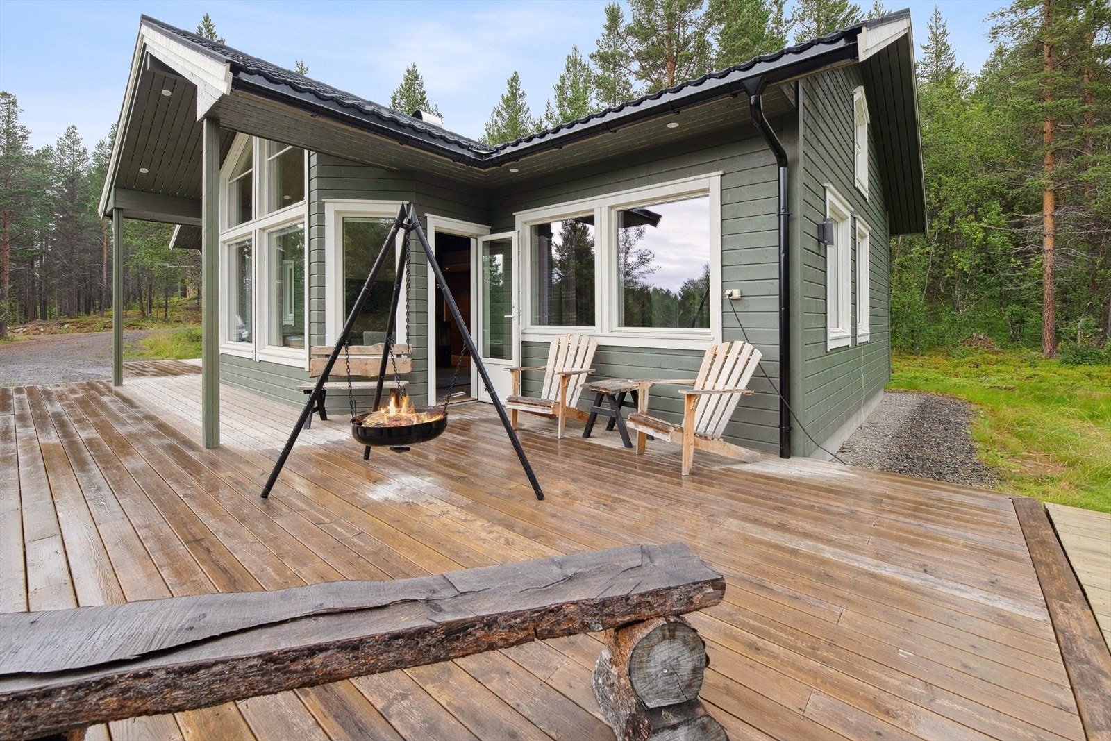 Den romslige terrassen gir god plass til hagemøbler og inviterer til solrike dager, grilling og hyggelige sammenkomster med familie og venner. Galleribilde