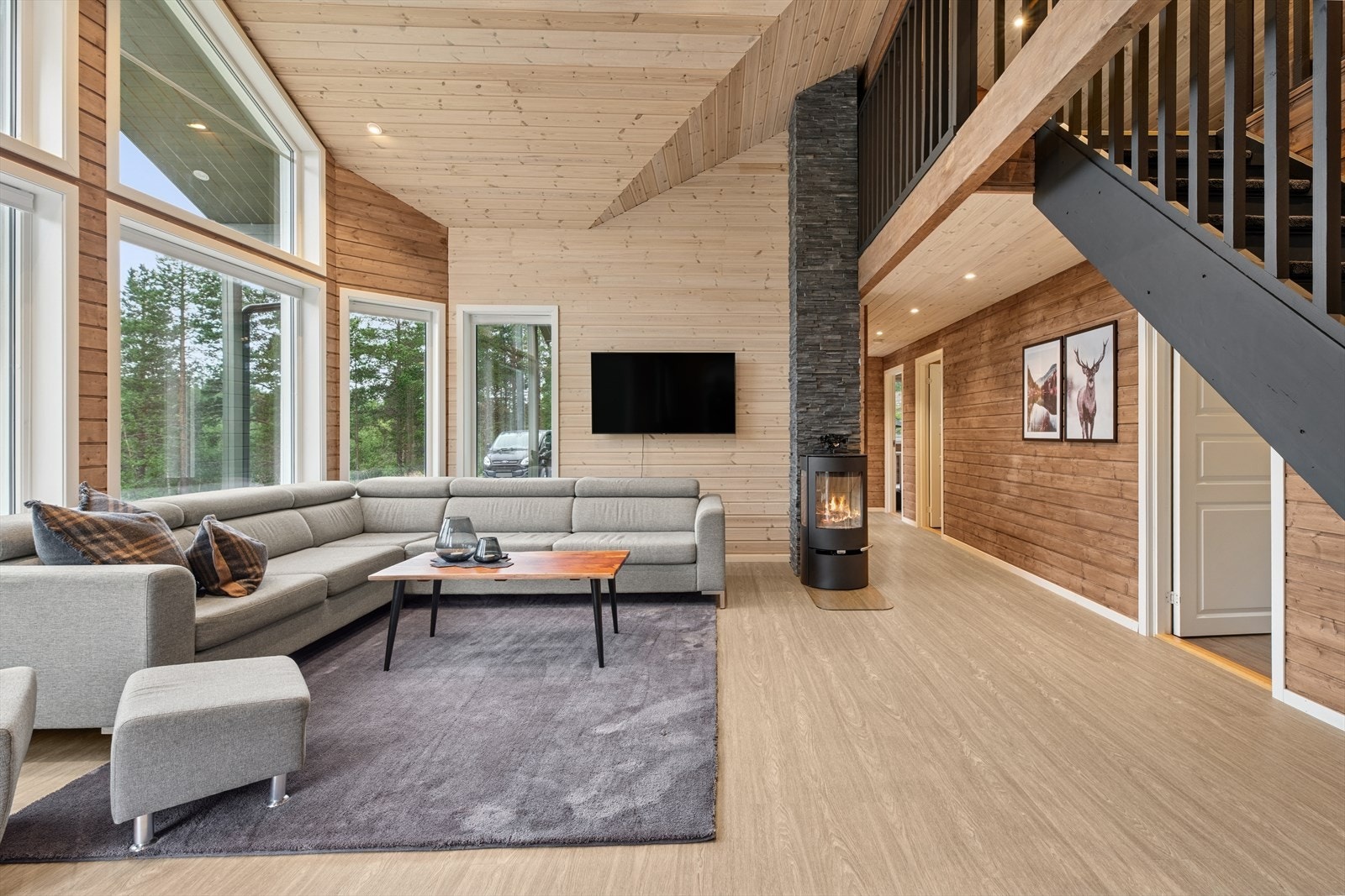 I stuen er det installert en peisovn som gir lun og effektiv varme, perfekt for kalde vinterdager og ekstra hygge. Galleribilde