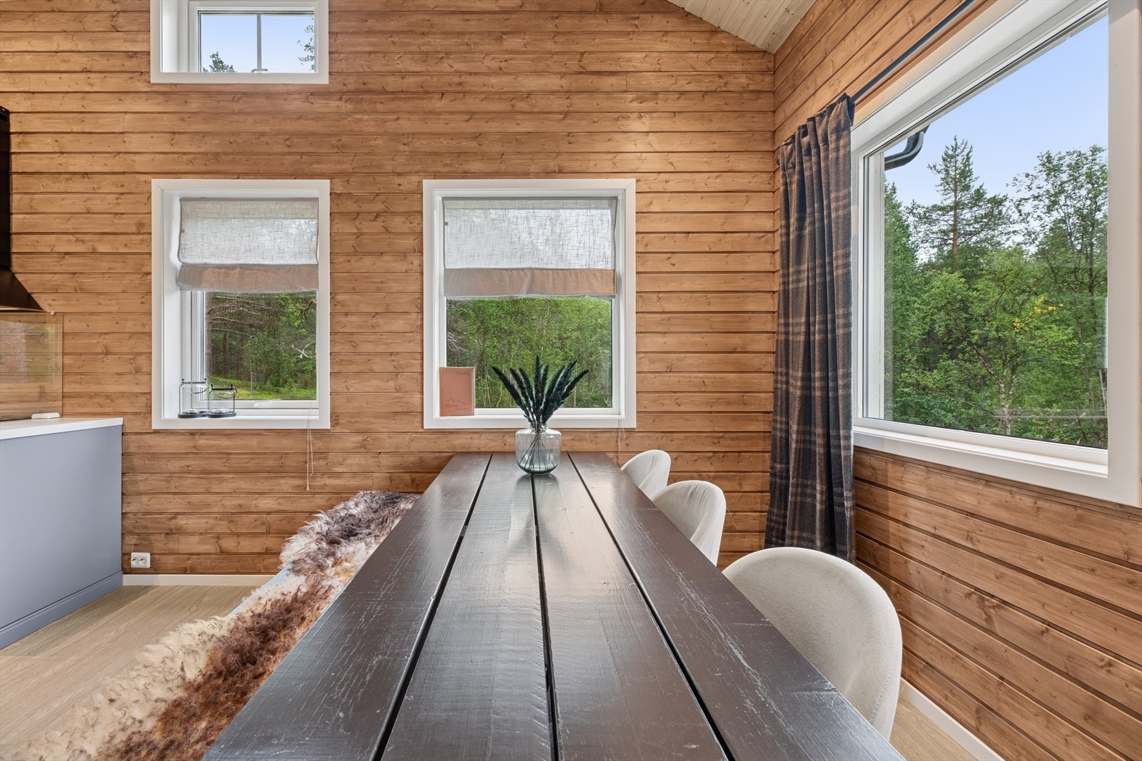 Ved spisegruppen er det flere vinduer, noe som gir rikelig med naturlig lys og en hyggelig atmosfære under måltidene. Galleribilde