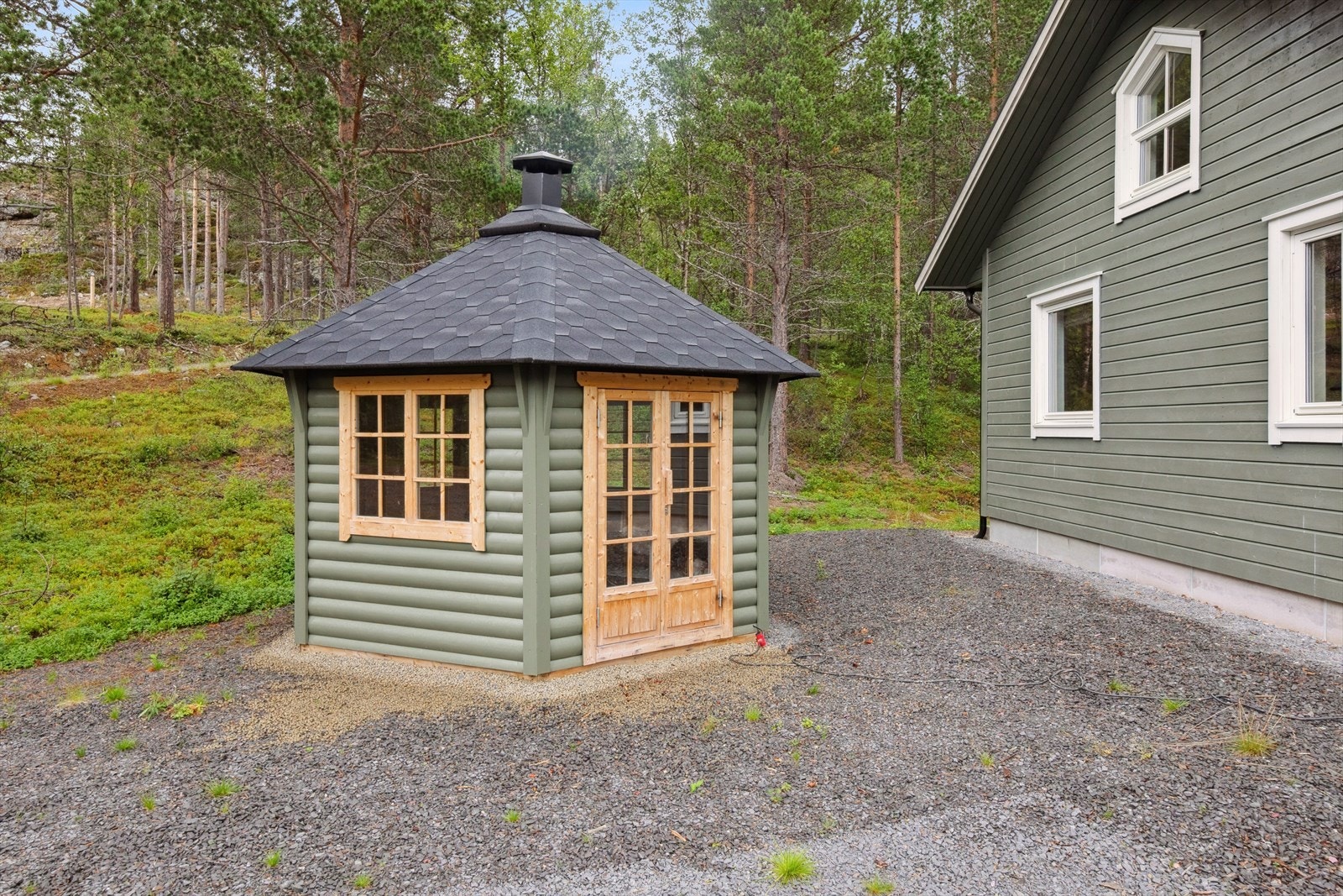 En flott grillhytte er plassert like utenfor hytta. Galleribilde