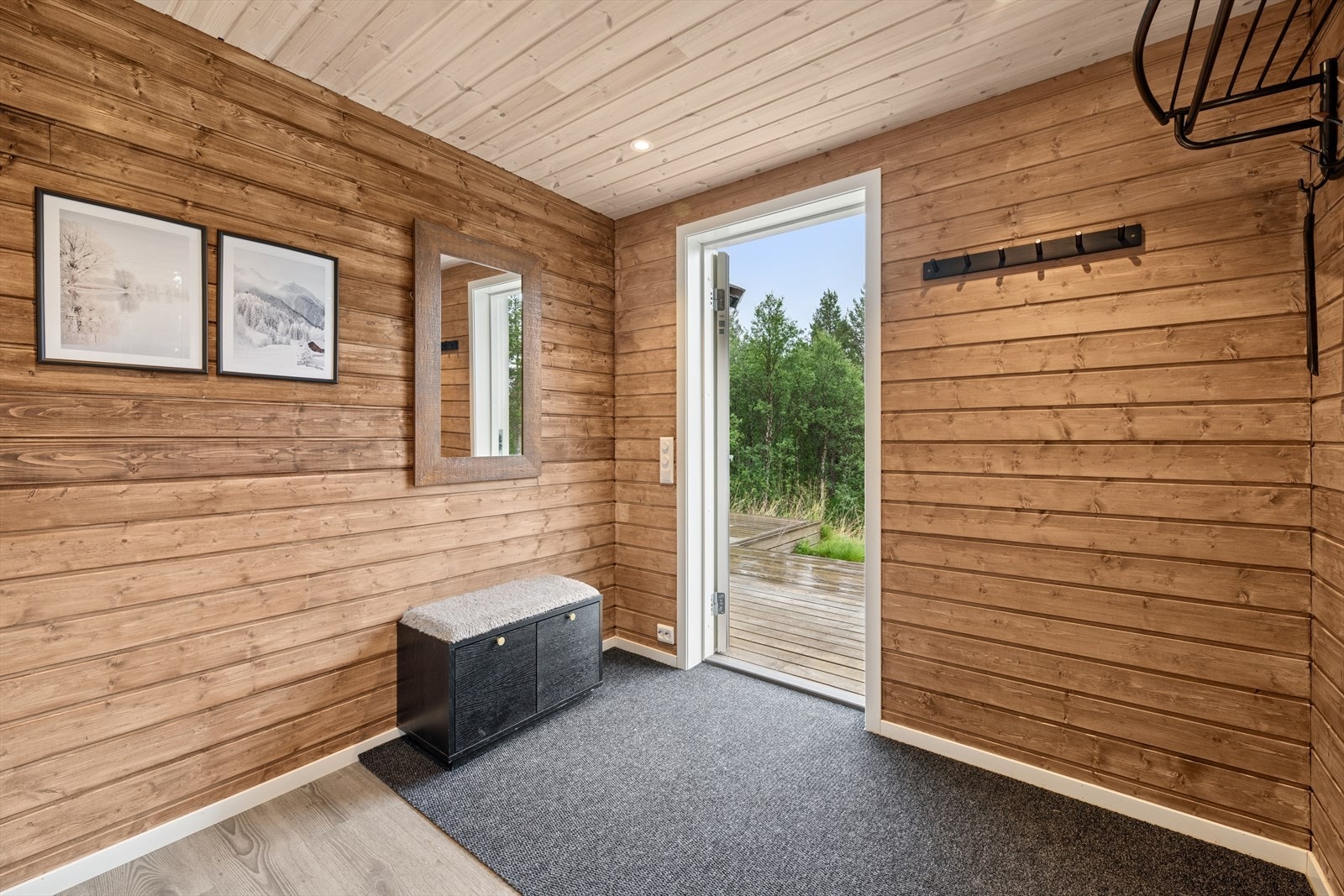 Entreen som ønsker deg velkommen inn har god plass til å henge fra seg yttertøy og plassere fottøy. Galleribilde