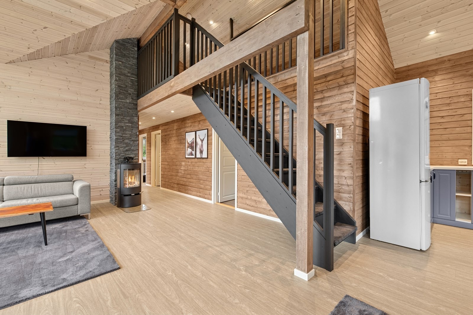 Fra stue og kjøkken er det trappeadkomst til en praktisk hems. Galleribilde