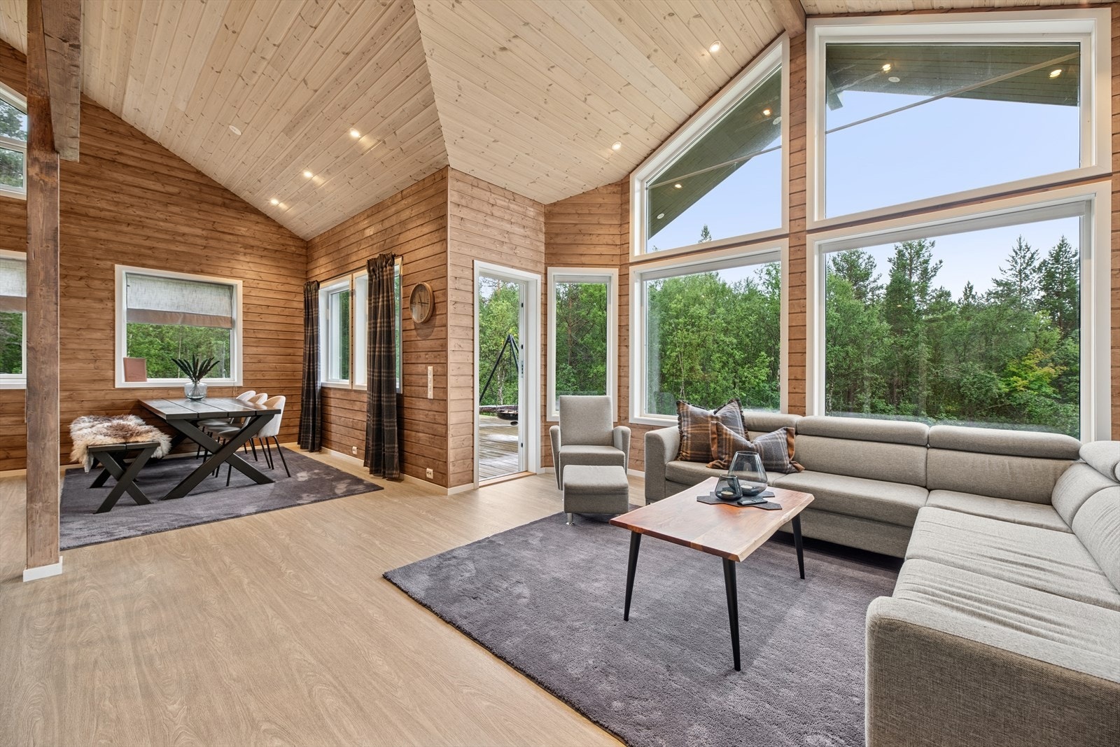 Stuen har god takhøyde og store vindusflater som slipper inn rikelig med dagslys. Downlights i himlingen bidrar til en moderne og innbydende atmosfære, og gir rommet en lys og luftig følelse. Galleribilde