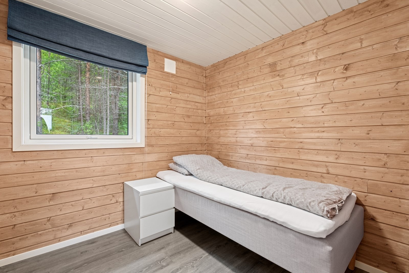 Lunt og koselig soverom med god plass til seng og tilhørende møbler. Galleribilde