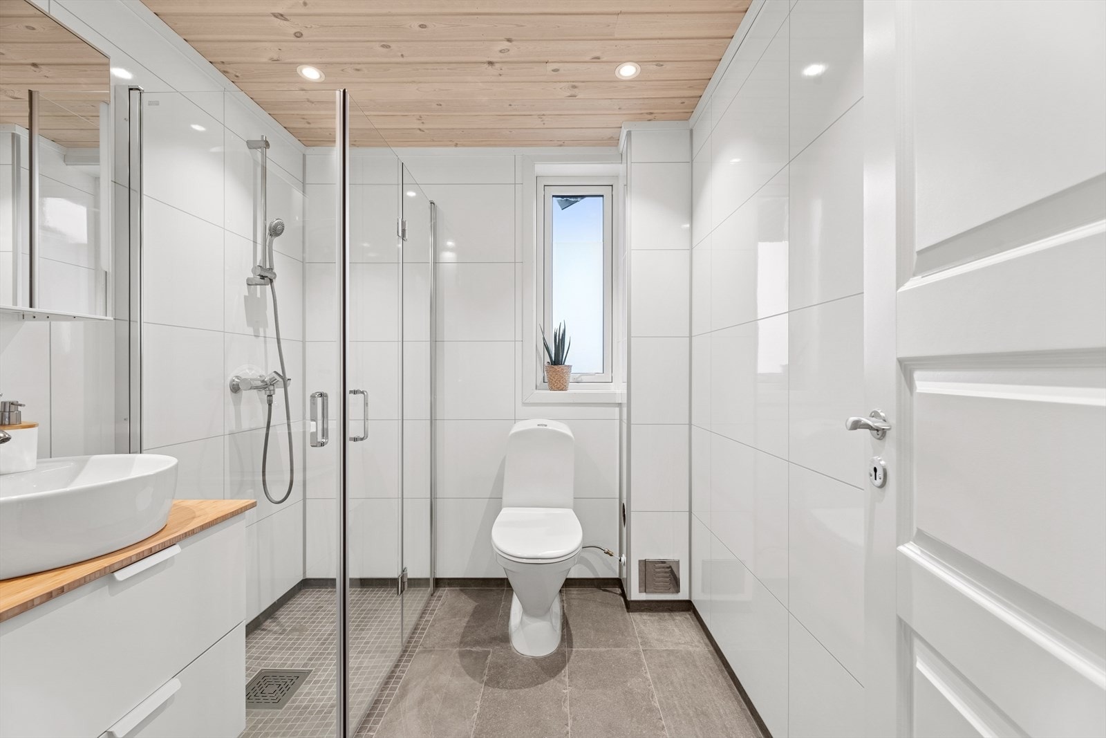 Rommet er utstyrt med bolleservant med ettgreps blandebatteri, toalett, dusjvegger med dusjsett og en vegghengt varmtvannsbereder. Se punkt "vei, vann og avløp" i salgsoppgaven. Galleribilde