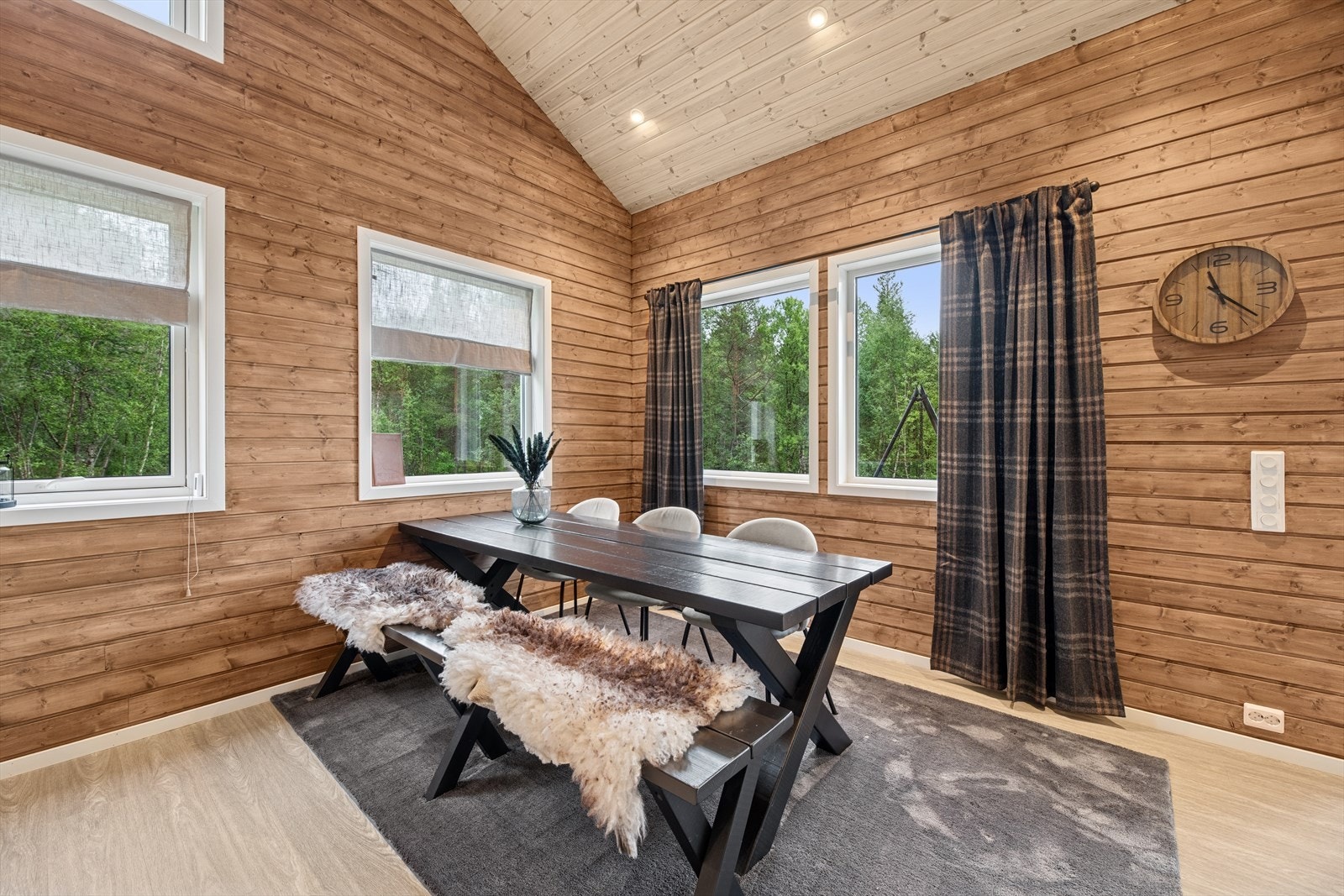 Spisegruppen har en fin plassering nær kjøkkenet. Galleribilde