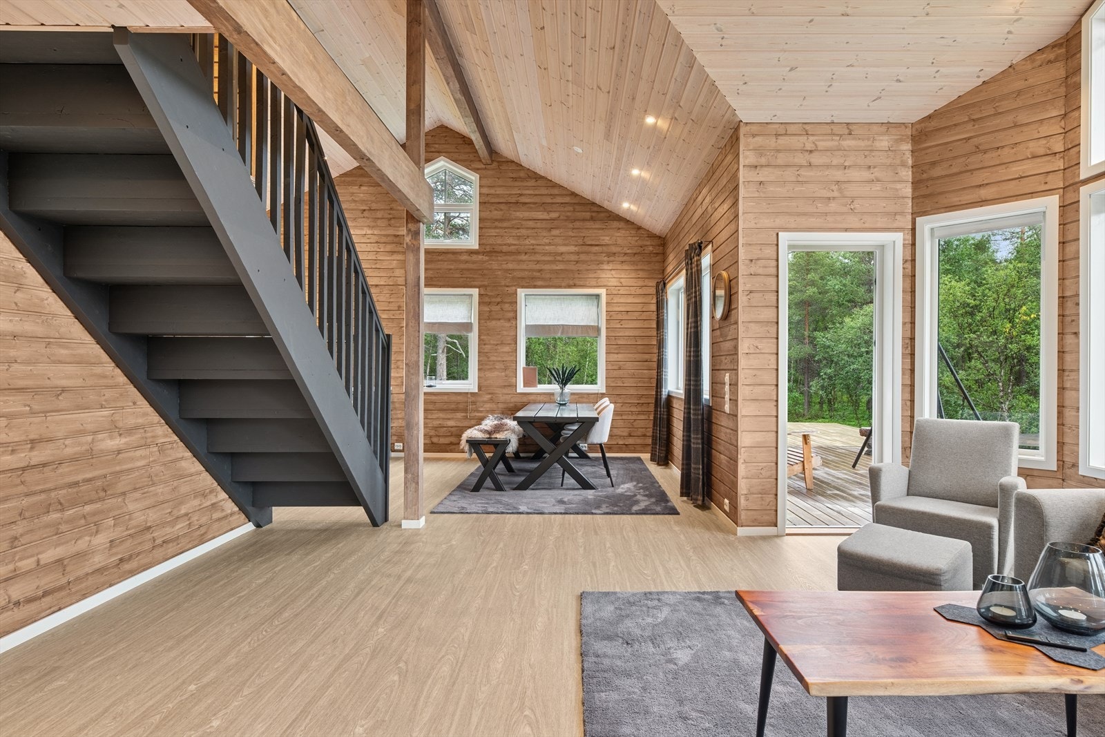 Den åpne løsningen mellom stue og spisestue skaper en romslig og sosial atmosfære, perfekt for hyggelige selskap og samvær. Galleribilde