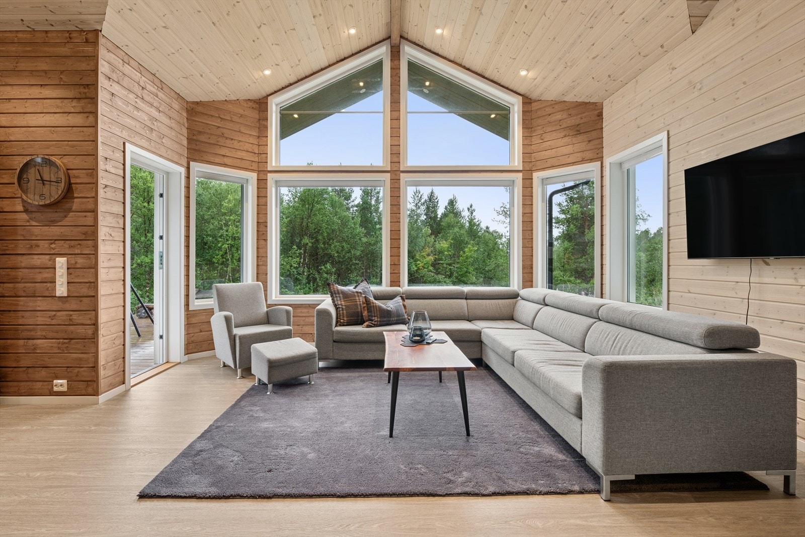 Fra stuen er det videre adkomst til en stor terrasse. Galleribilde