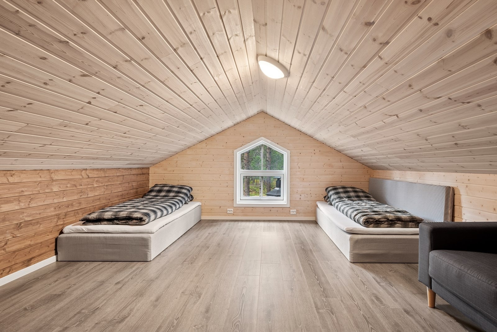 Hytta har en praktisk hems. Galleribilde