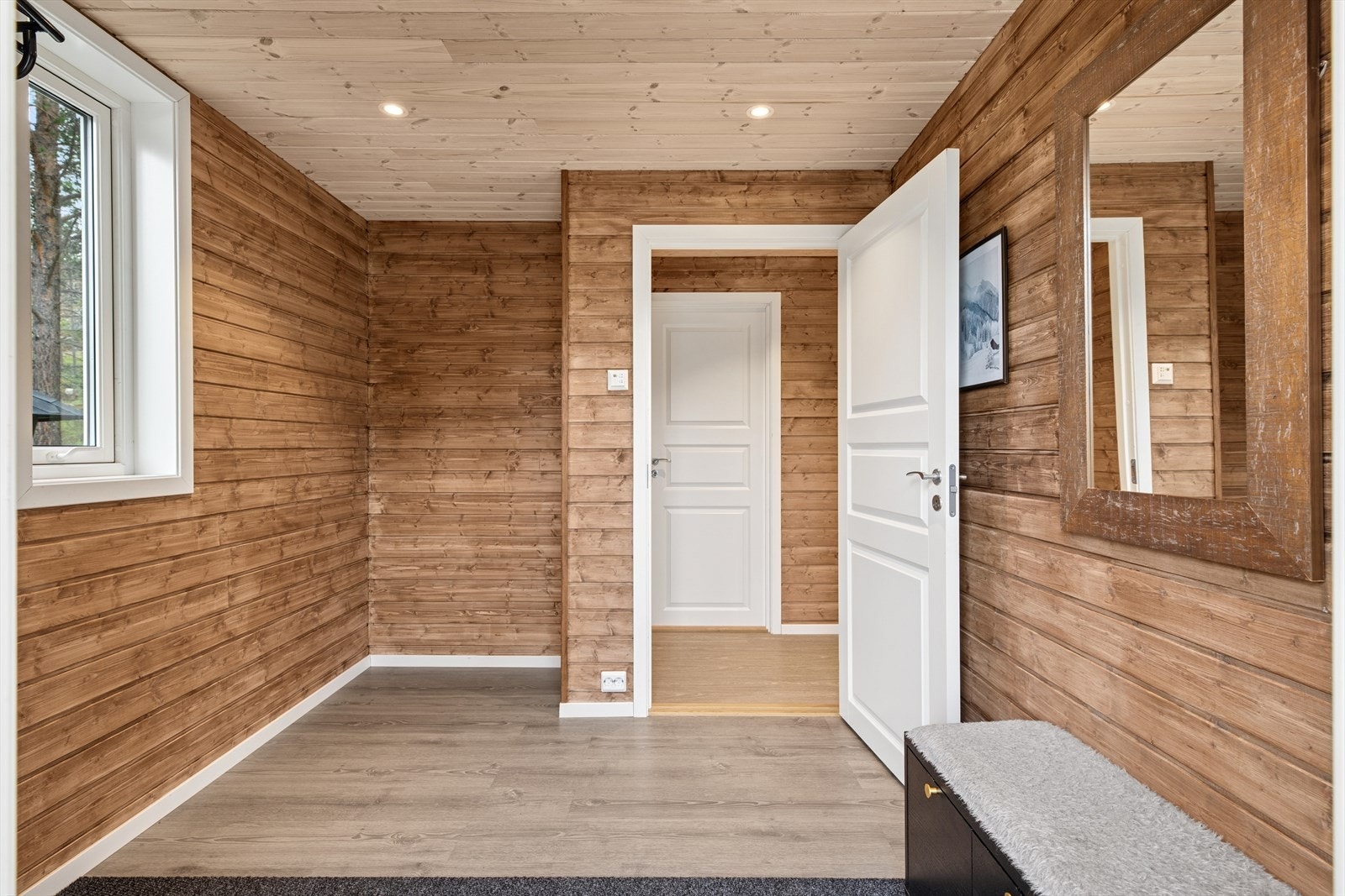 I entreen er det montert downlights i himlingen, som gir et moderne preg og god belysning allerede ved inngangspartiet. Galleribilde