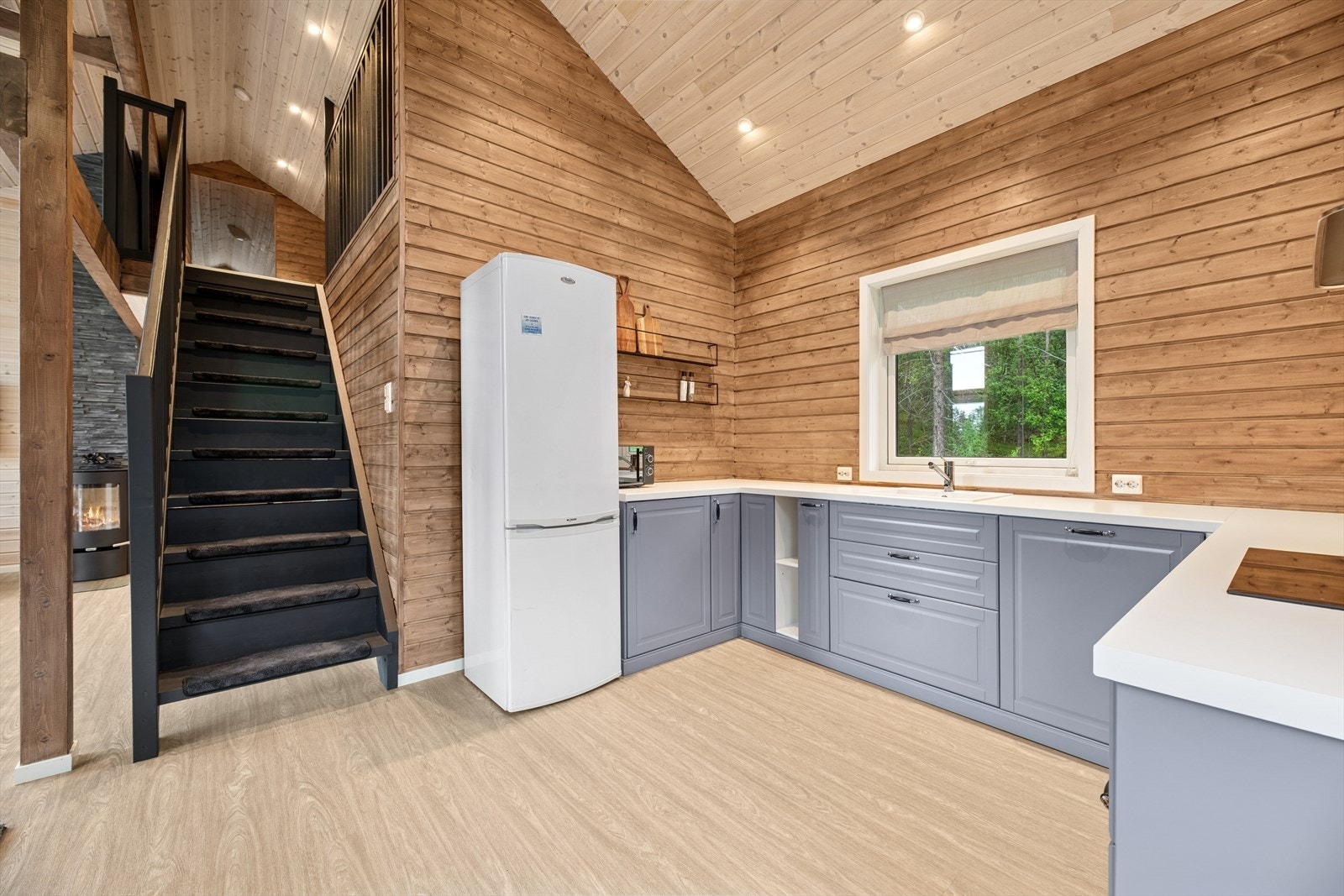 Kjøkkenet har plass til både integrerte og frittstående hvitevarer. Galleribilde