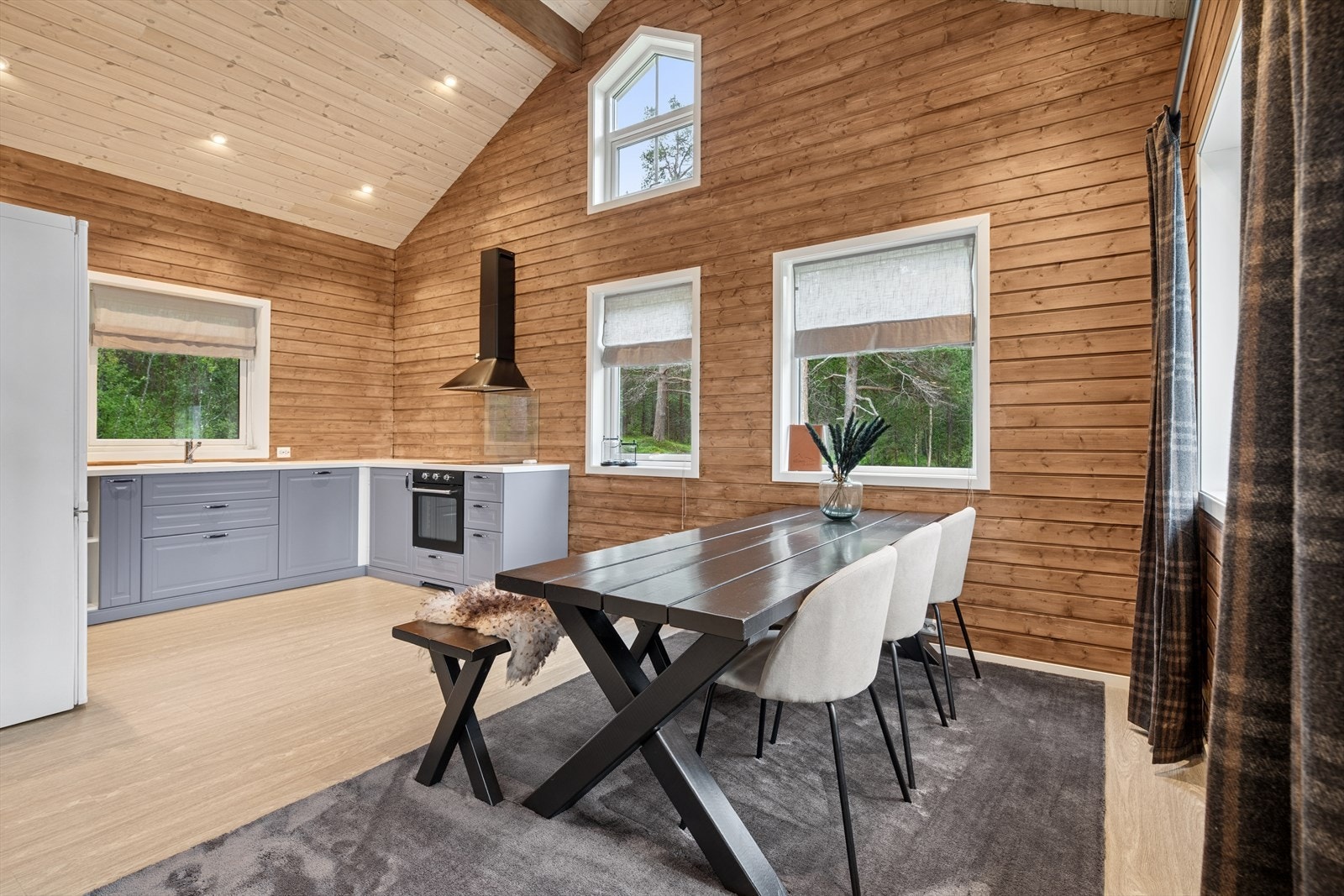 Over koketoppen er det montert en kjøkkenventilator med avtrekk ut. Galleribilde