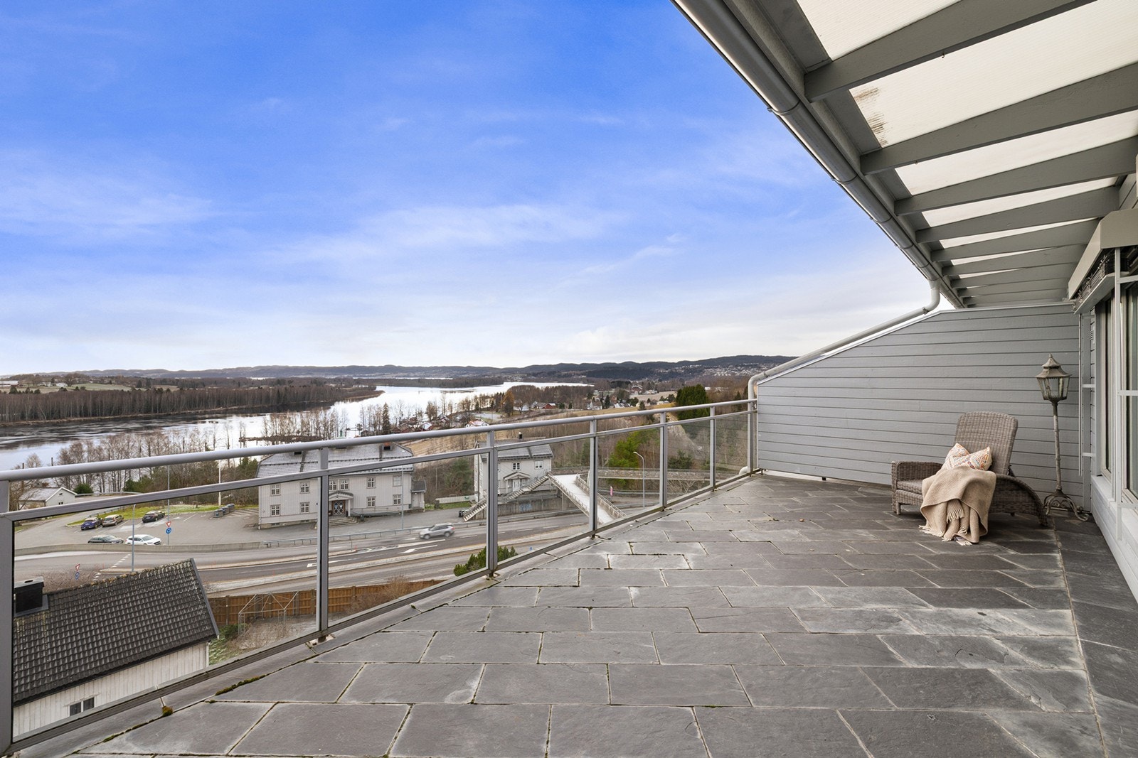 Utelivet kan nytes til fulle på terrassen med gode solforhold og nydelig utsikt mot elva. Galleribilde