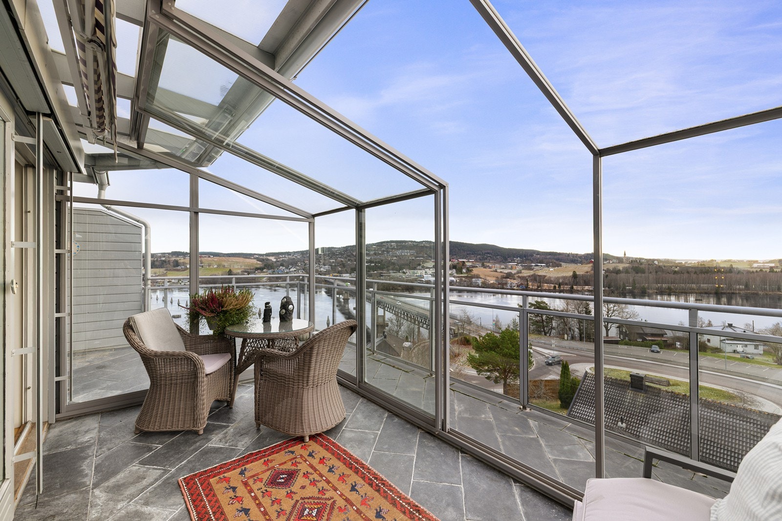 Den innglassede delen fungerer som et ekstra oppholdsrom store deler av året, mens den åpne delen byr på flott plass til både lounge- og spisegruppe. Galleribilde
