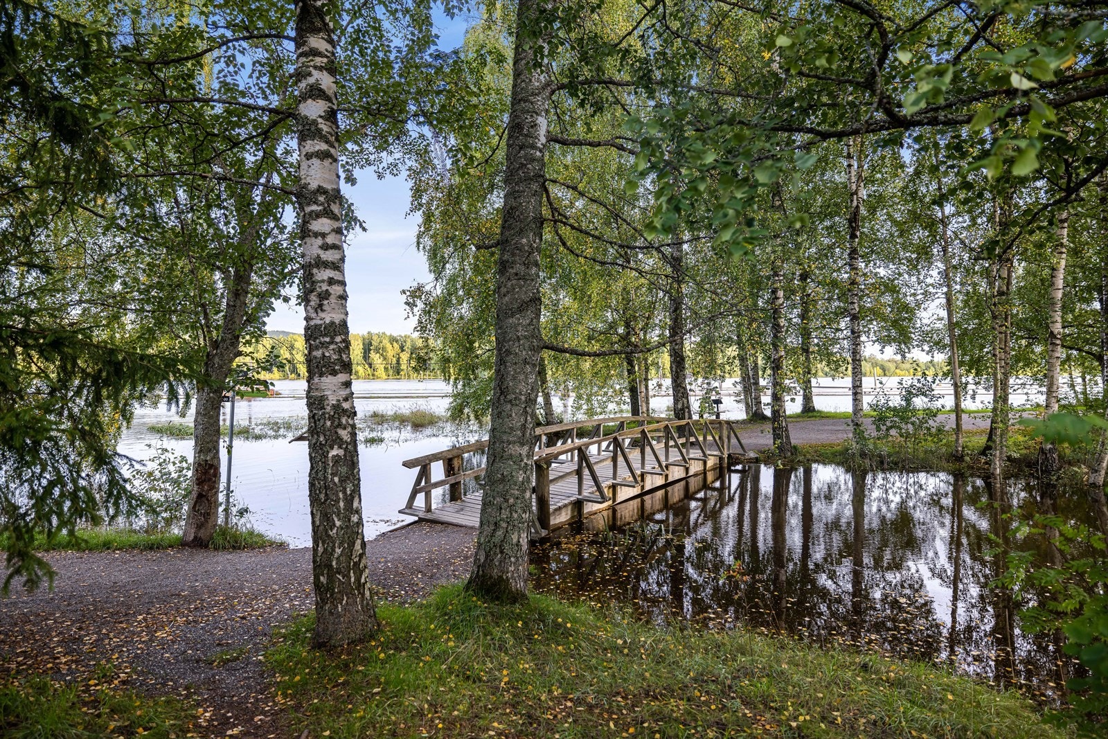Du kan vandre elvelangs Glomma til Fetsund Lensemuseum på opplyst turvei. Galleribilde